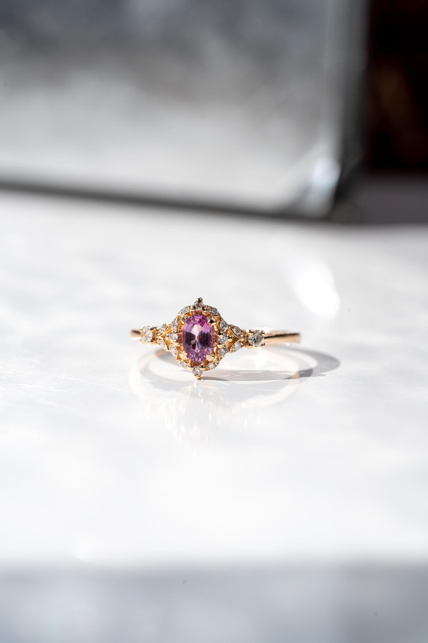 En venta: Anillo de compromiso de zafiro rosa y diamante rosa  2