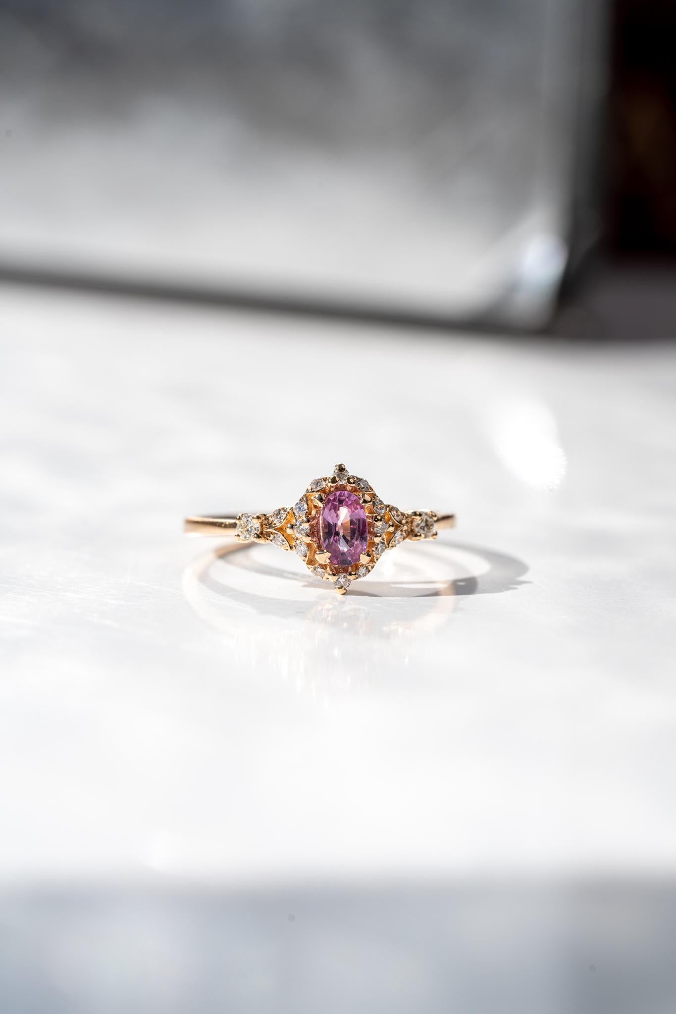 En venta: Anillo de compromiso de zafiro rosa y diamante rosa  3