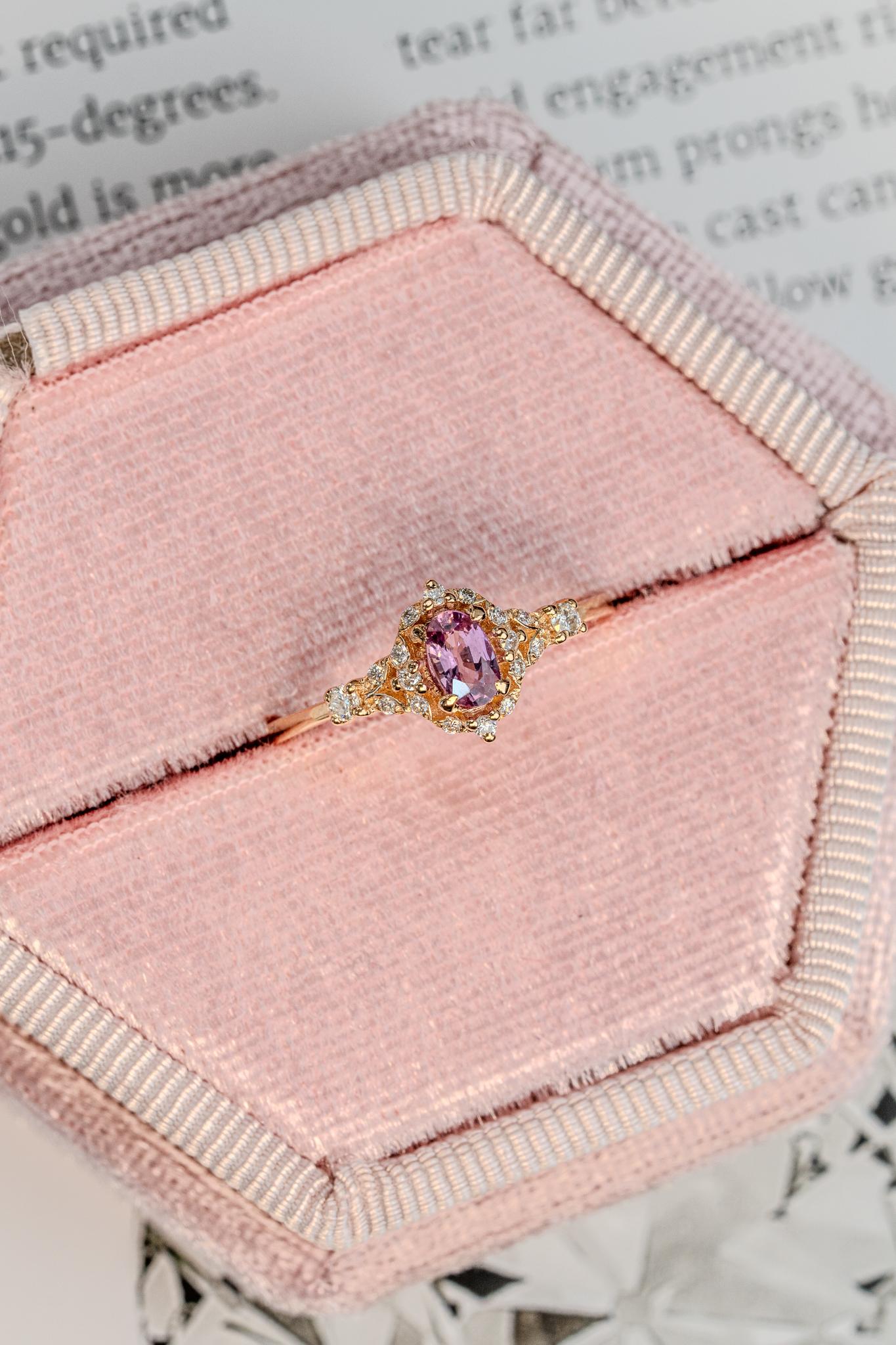 En venta: Anillo de compromiso de zafiro rosa y diamante rosa  4