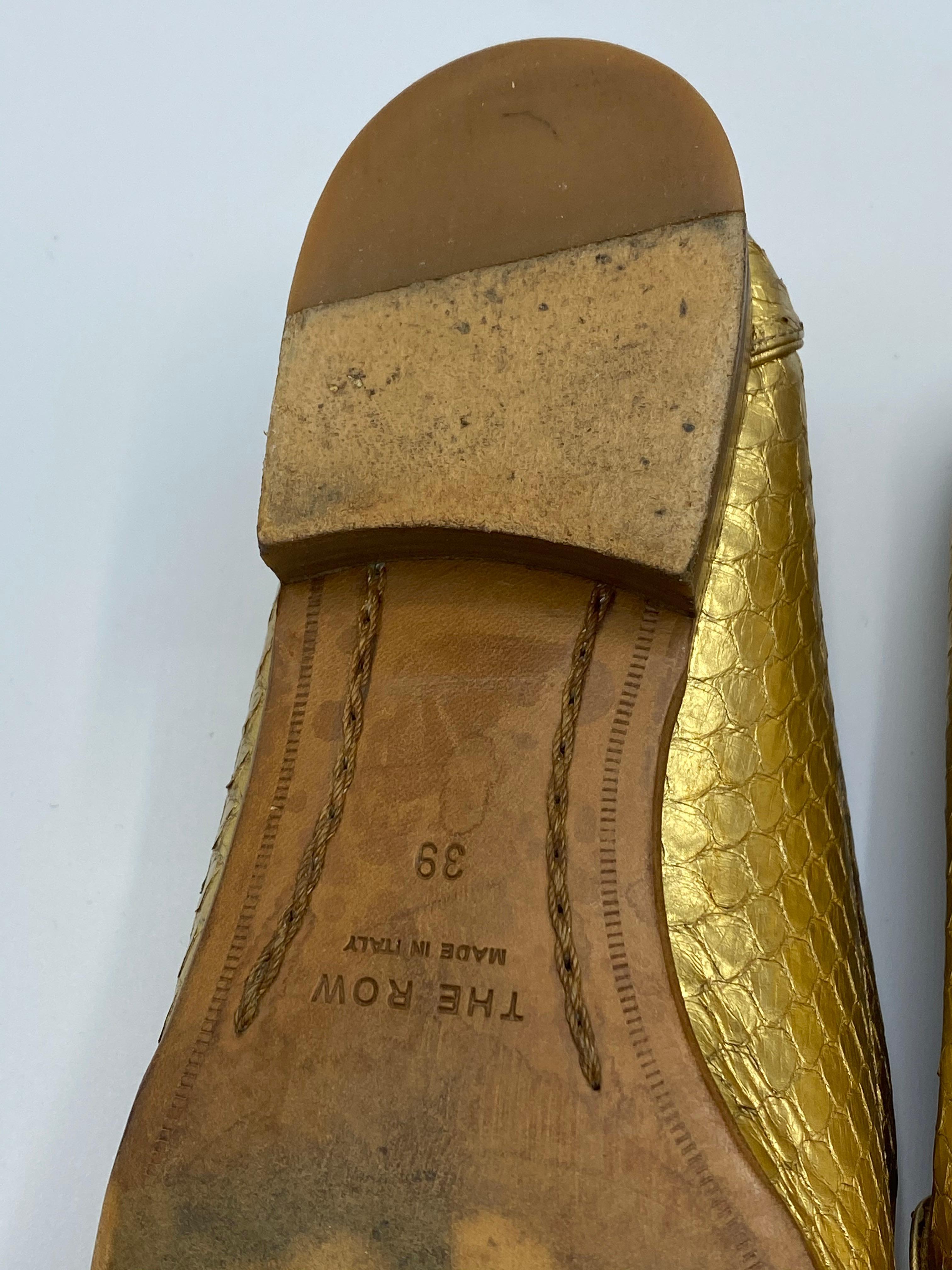 Chausssures plates The Row Adam Mocassin en peau de serpent dorée, taille 39 en vente 5