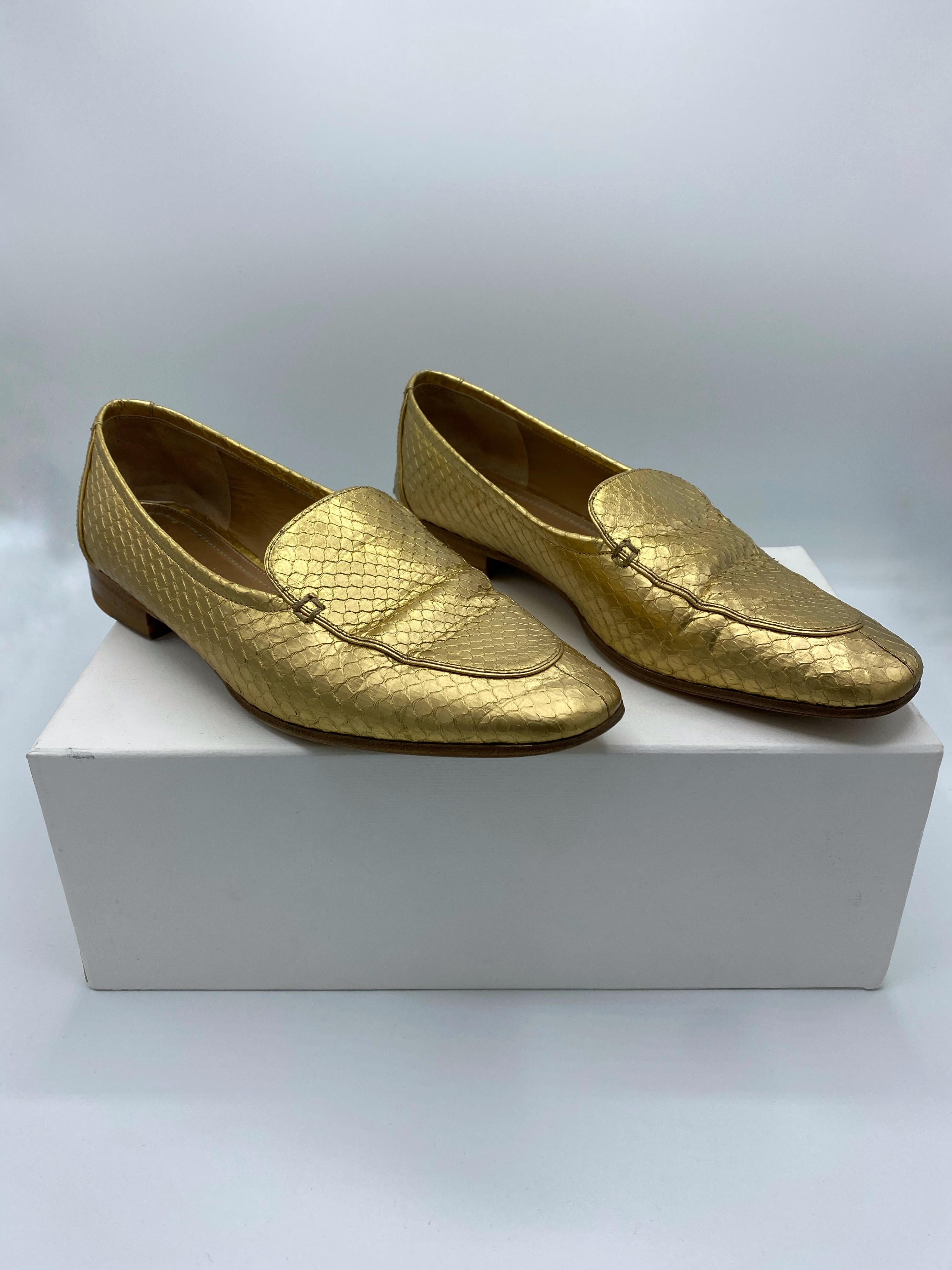 Chausssures plates The Row Adam Mocassin en peau de serpent dorée, taille 39 en vente 6