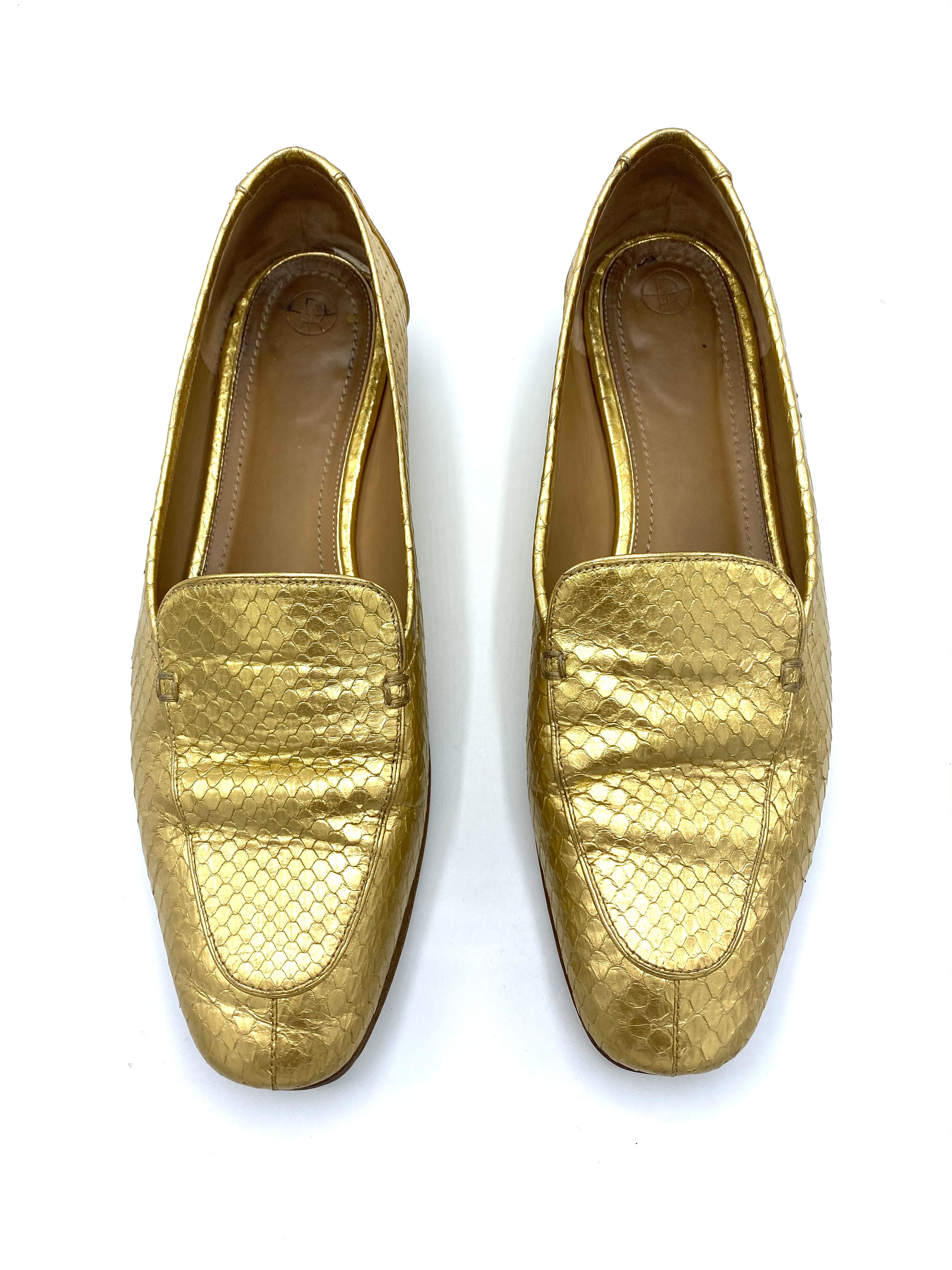 Product details:

Featuring metallic and animal skin finish, moccasin style flat shies, the heel height is 1