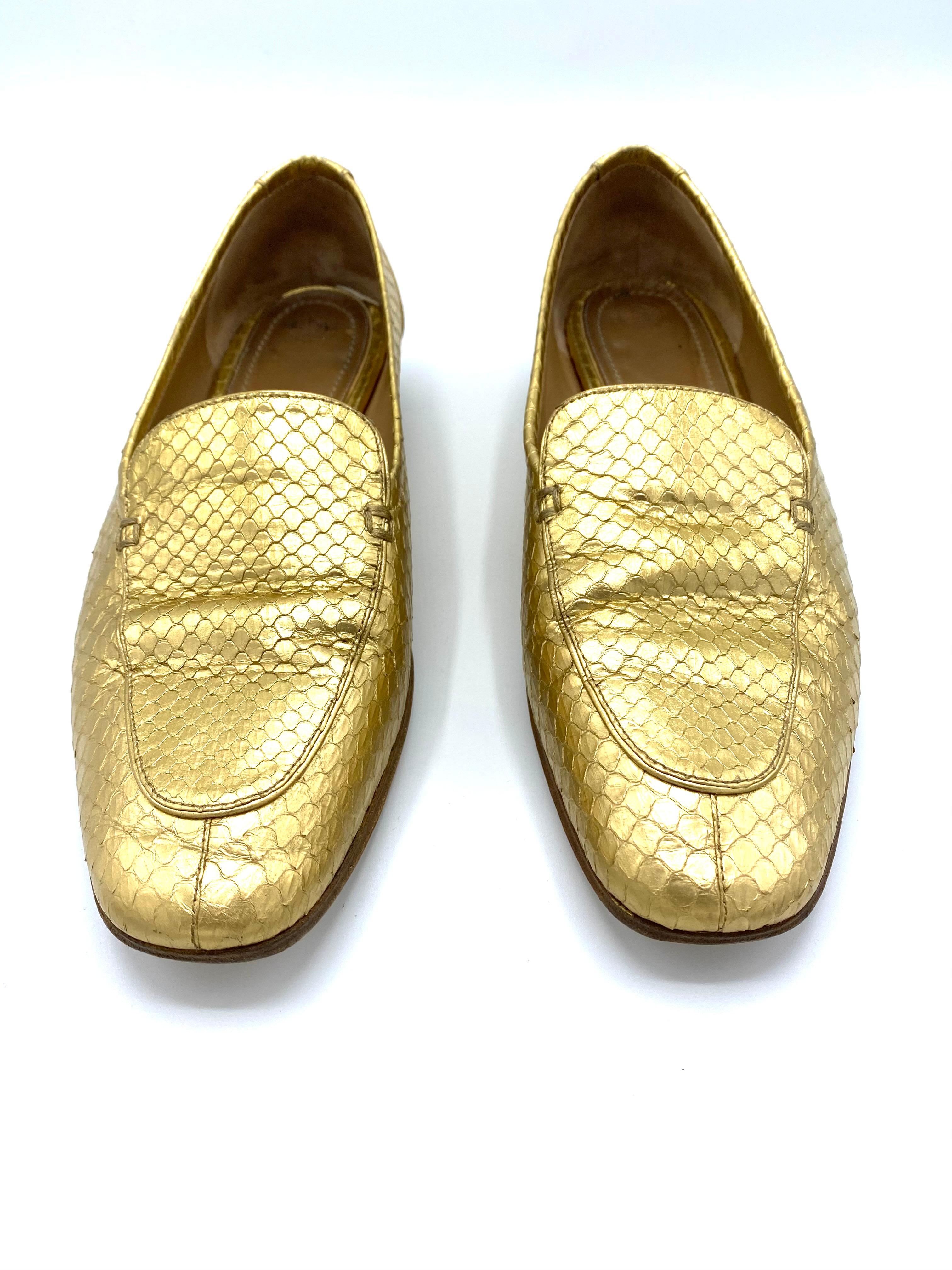Marron Chausssures plates The Row Adam Mocassin en peau de serpent dorée, taille 39 en vente