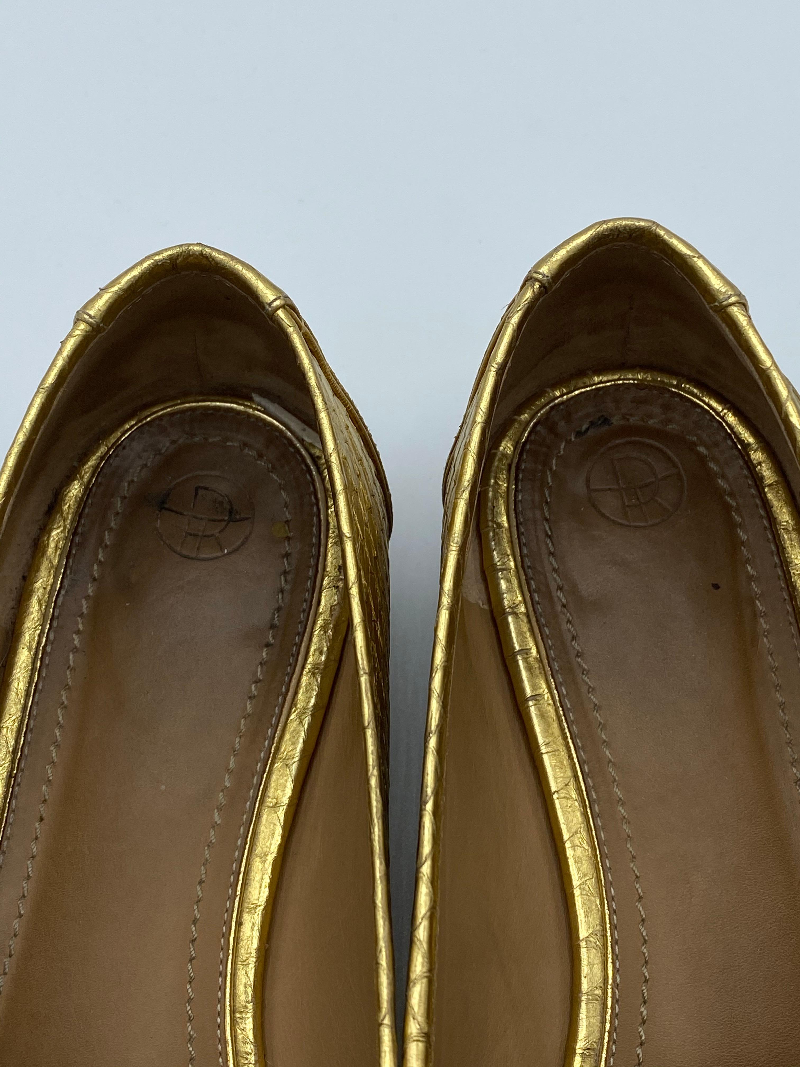 Chausssures plates The Row Adam Mocassin en peau de serpent dorée, taille 39 en vente 3