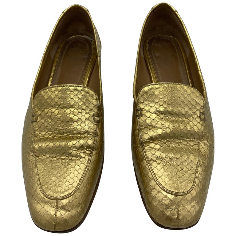 The Row Adam Mocassin flache Schuhe aus Gold mit Schlangenmuster, Größe 39  im Angebot bei 1stDibs