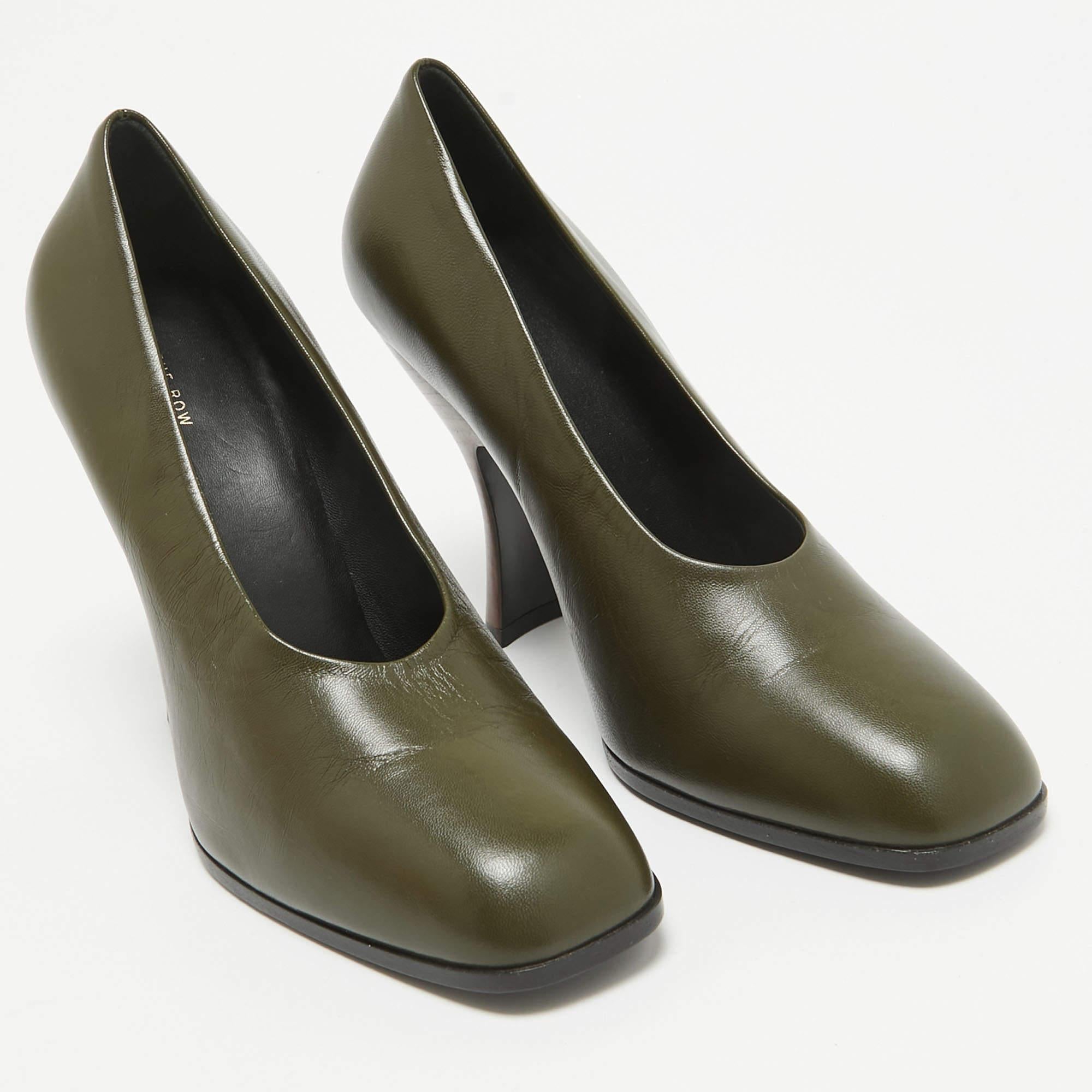 The Row Army Green Leather Jade Pumps Size 36 In New Condition For Sale In Dubai, Al Qouz 2