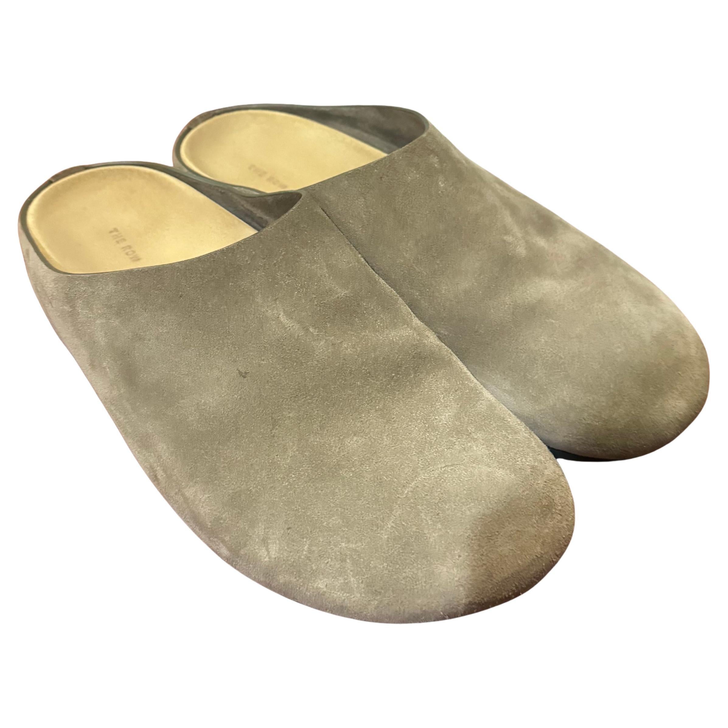 L'une des chaussures les plus populaires de The Row, les mules hugo en daim beige/taupe. Porté deux fois, montre des signes d'usure, en particulier sur les semelles inférieures. Dans l'ensemble, il est encore en très bon état. Livré avec un sac à