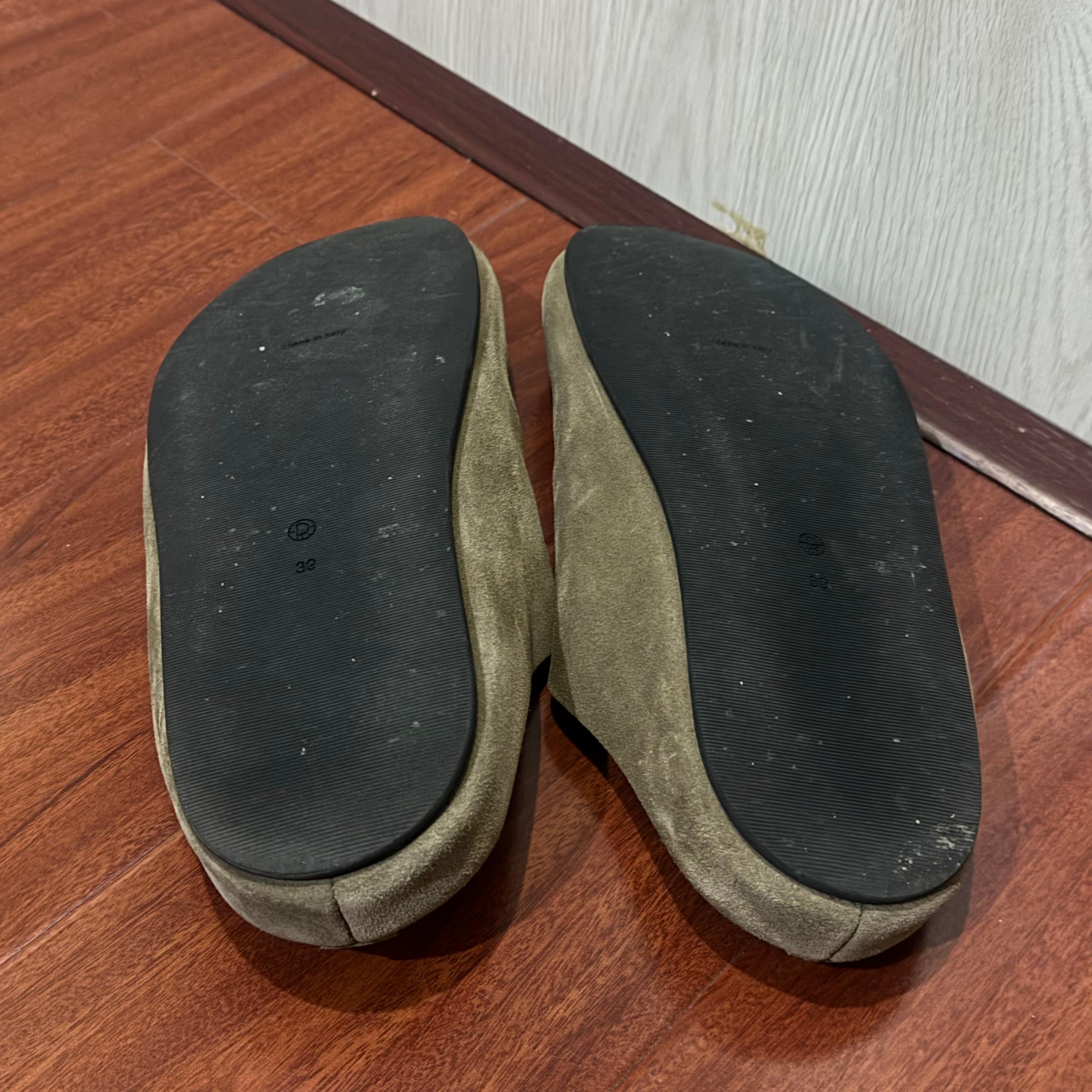 The Row - Mules Hugo en daim beige Unisexe en vente