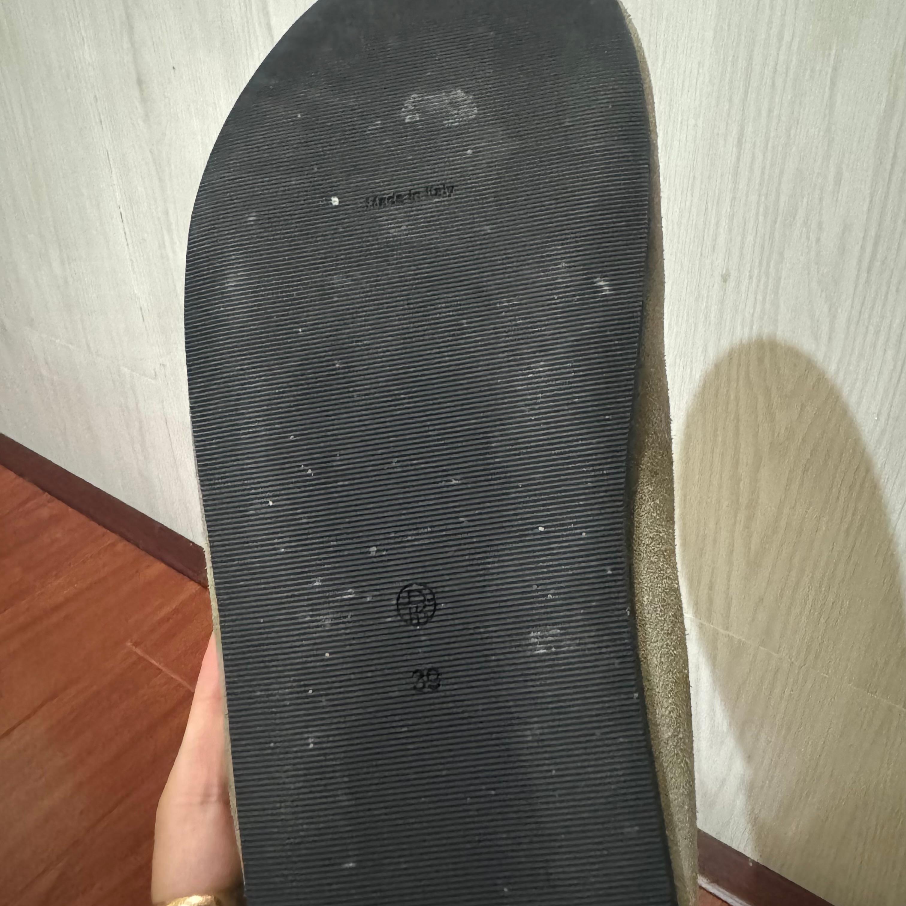 The Row - Mules Hugo en daim beige en vente 1