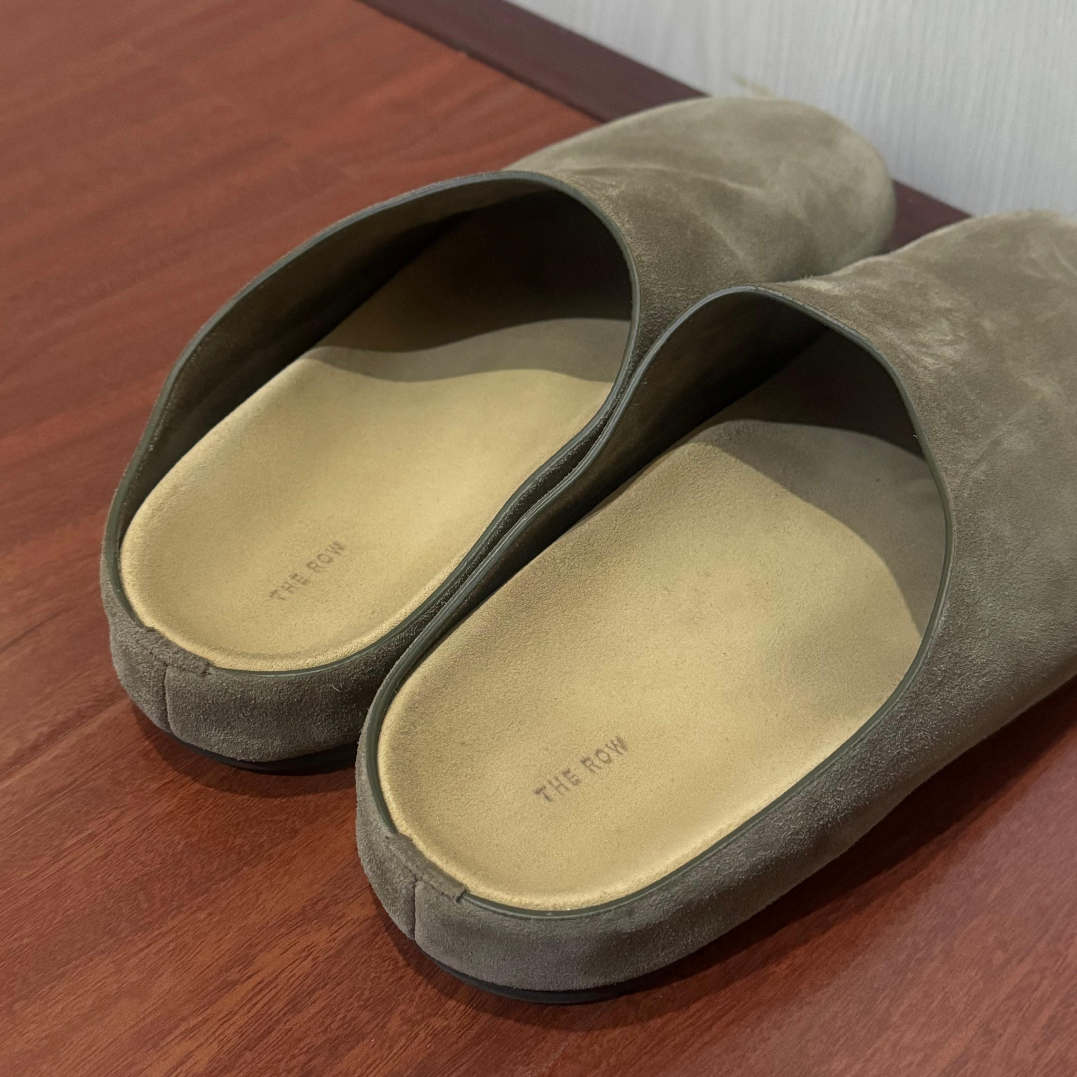 The Row - Mules Hugo en daim beige en vente 2