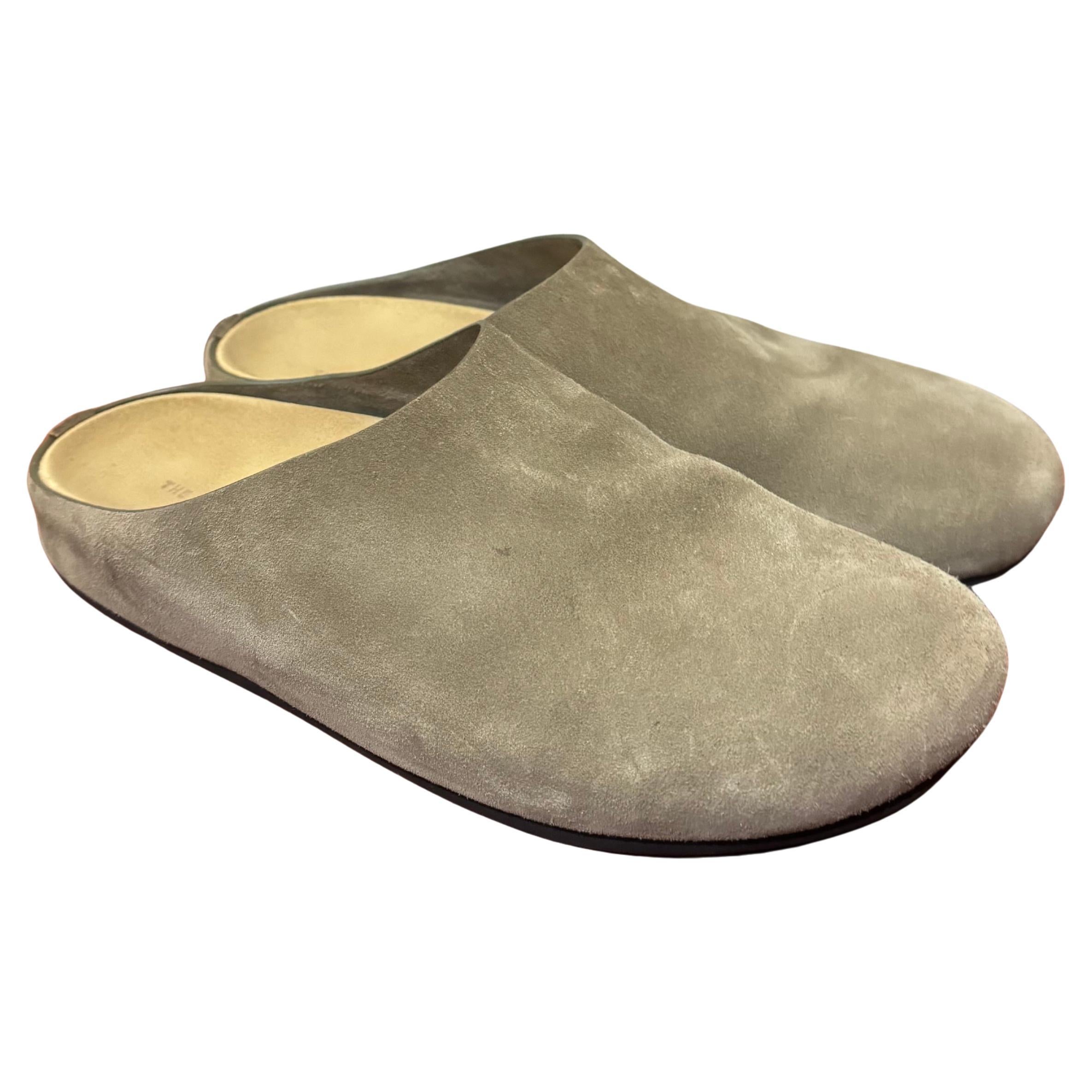 The Row - Mules Hugo en daim beige en vente