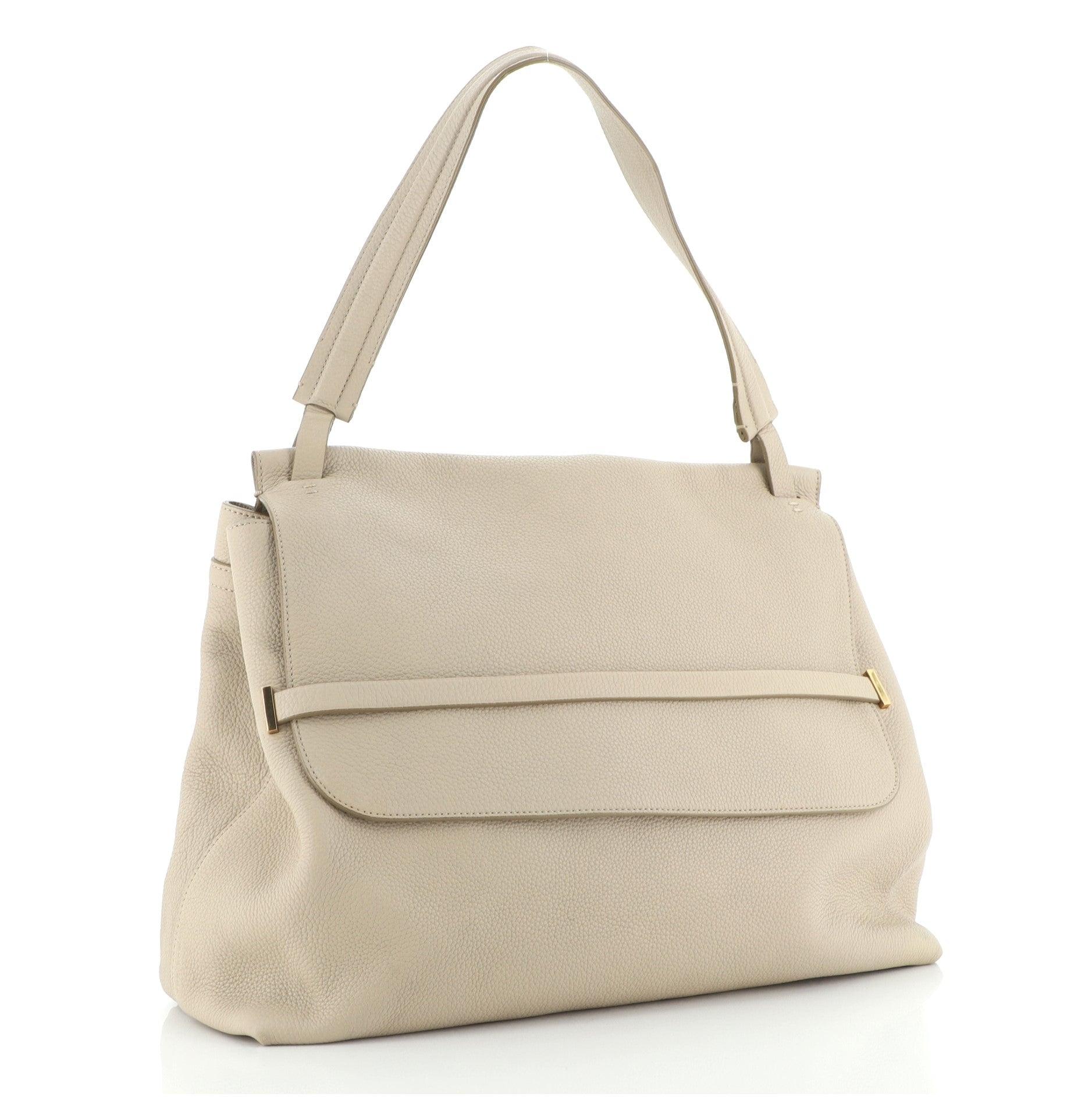 The Row Belted Top Handle 14 Tasche Leder Medium
Neutral

Zustand Details: Abnutzungserscheinungen an den Ecken des Bodens, kleine Flecken auf der vorderen und hinteren Klappe, Risse an den Wachsrändern des Griffs und der Öffnungsecke der Klappe.