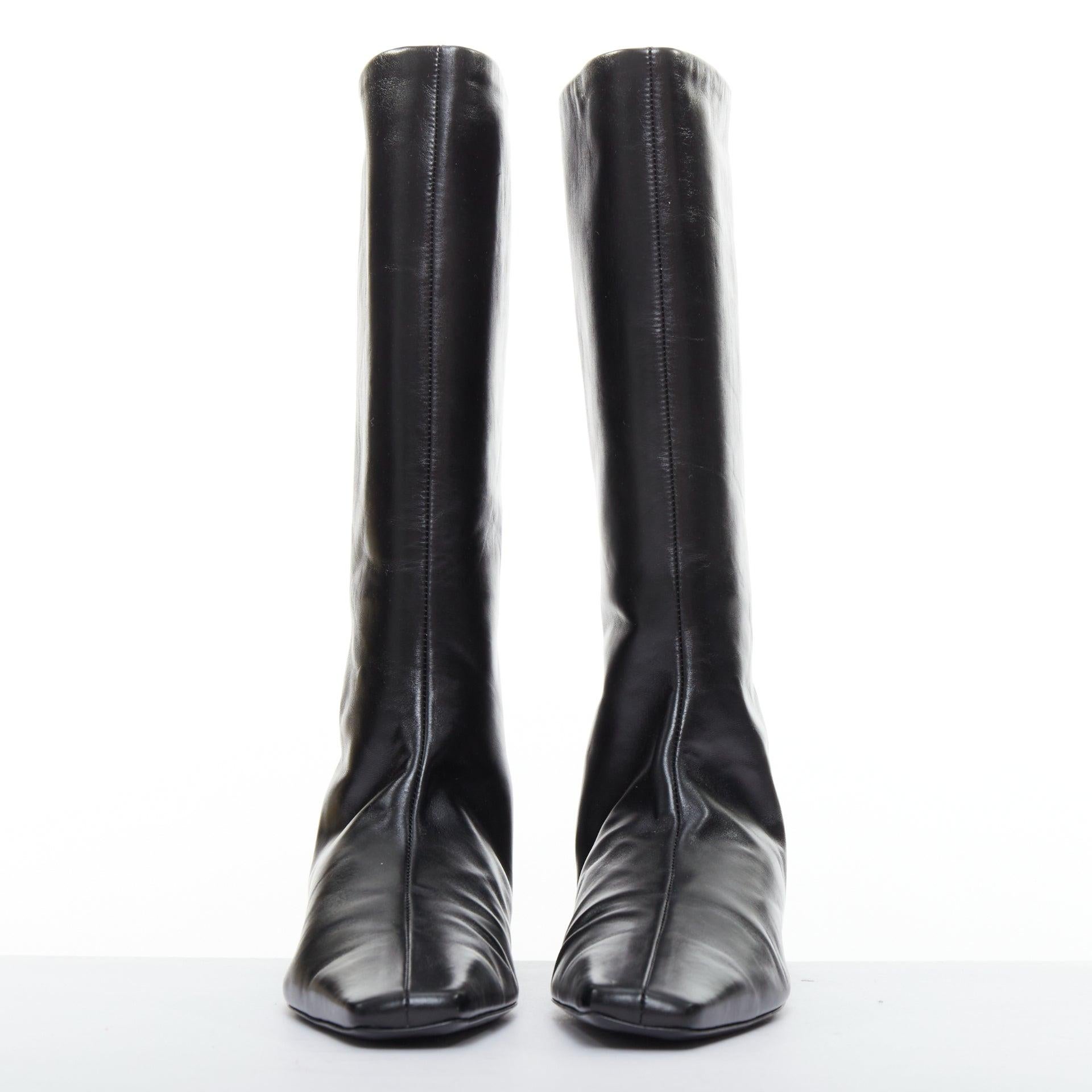 THE ROW Bette schwarzes Leder quadratische Zehen kniehohe flache Stiefel EU37.5 (Schwarz) im Angebot