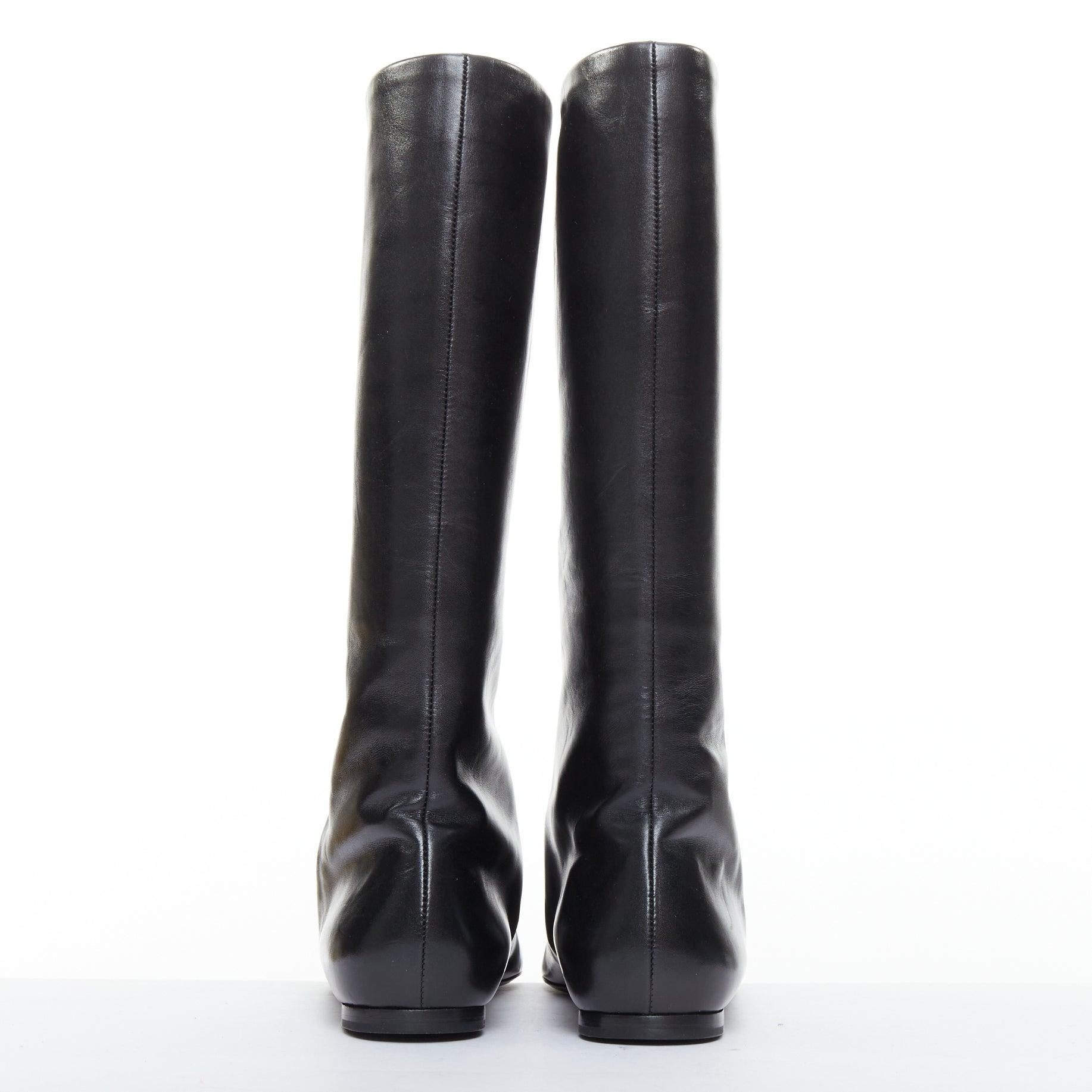 THE ROW Bette schwarzes Leder quadratische Zehen kniehohe flache Stiefel EU37.5 Damen im Angebot