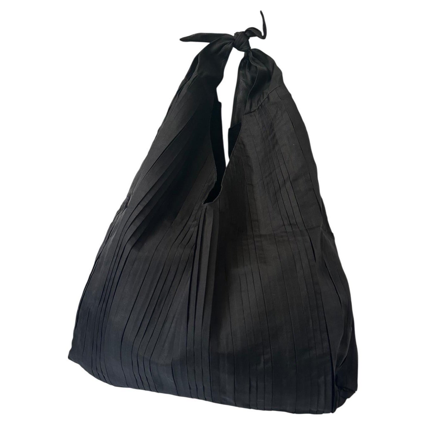 Seltene „The Row“ Bindle – Schwarze, plissierte Hobo-Umhängetasche aus Seidenorganza mit Knotenverschluss