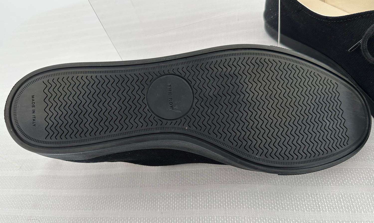 The Row - Scarpe da ginnastica in tela nera e pelle bianca con lacci 37 in vendita 5