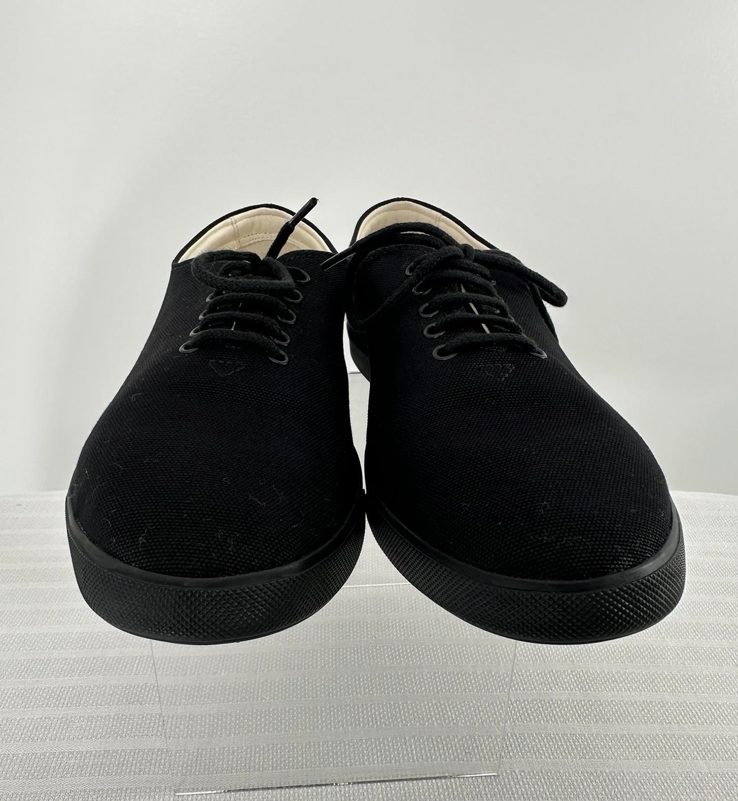 The Row - Scarpe da ginnastica in tela nera e pelle bianca con lacci 37 In condizioni buone in vendita a West Palm Beach, FL