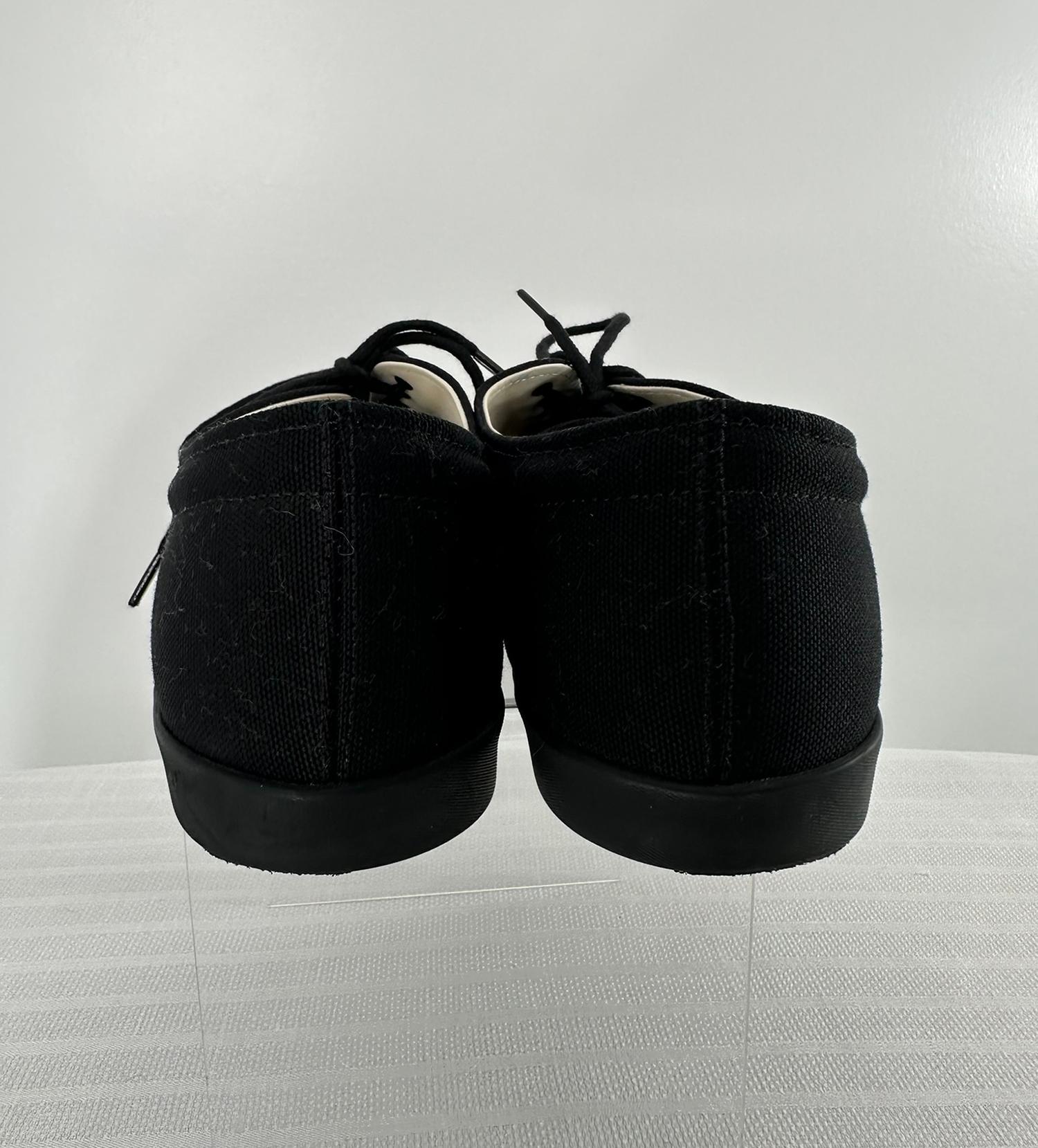 The Row - Scarpe da ginnastica in tela nera e pelle bianca con lacci 37 in vendita 1
