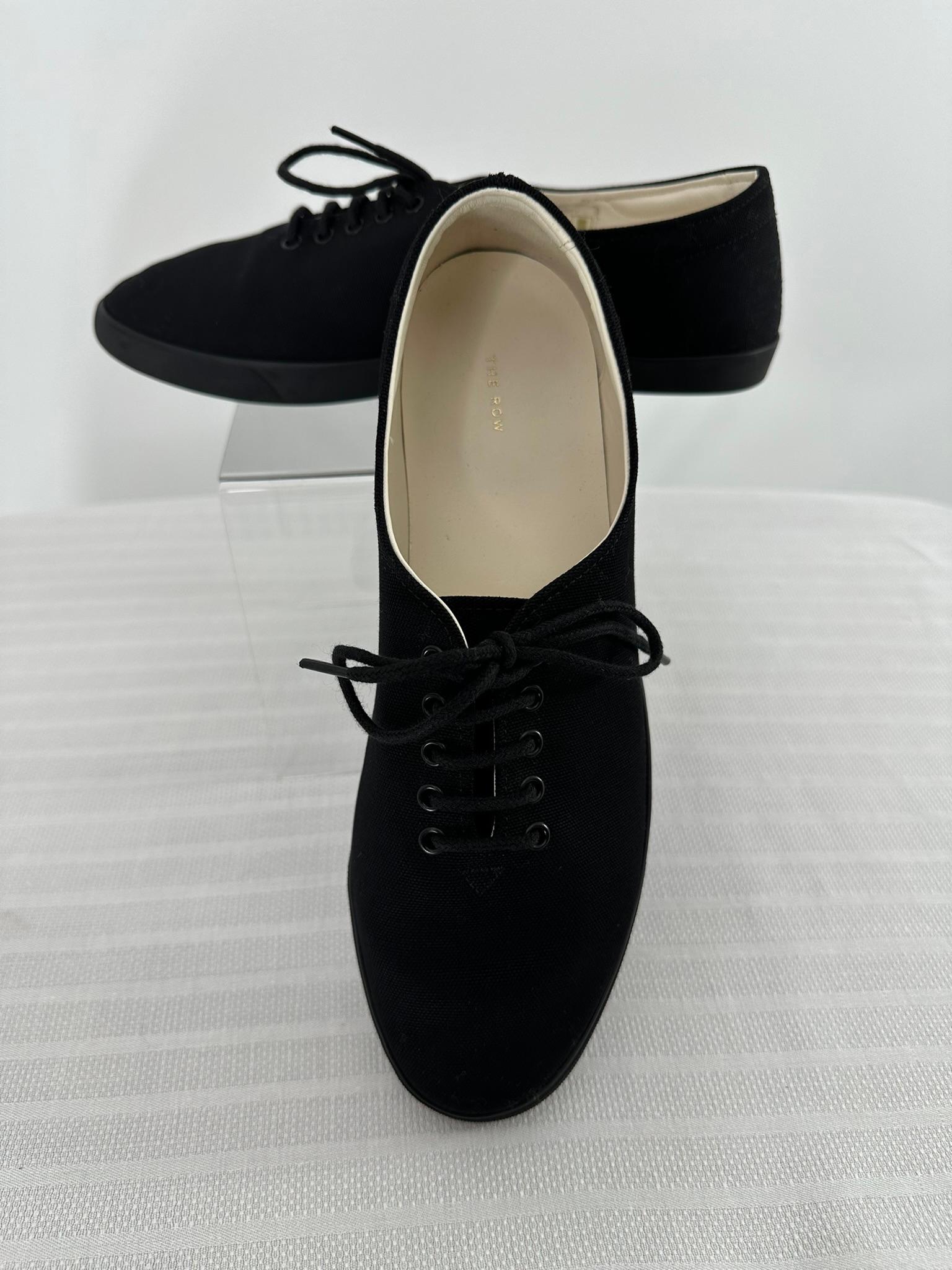 The Row - Scarpe da ginnastica in tela nera e pelle bianca con lacci 37 in vendita 3