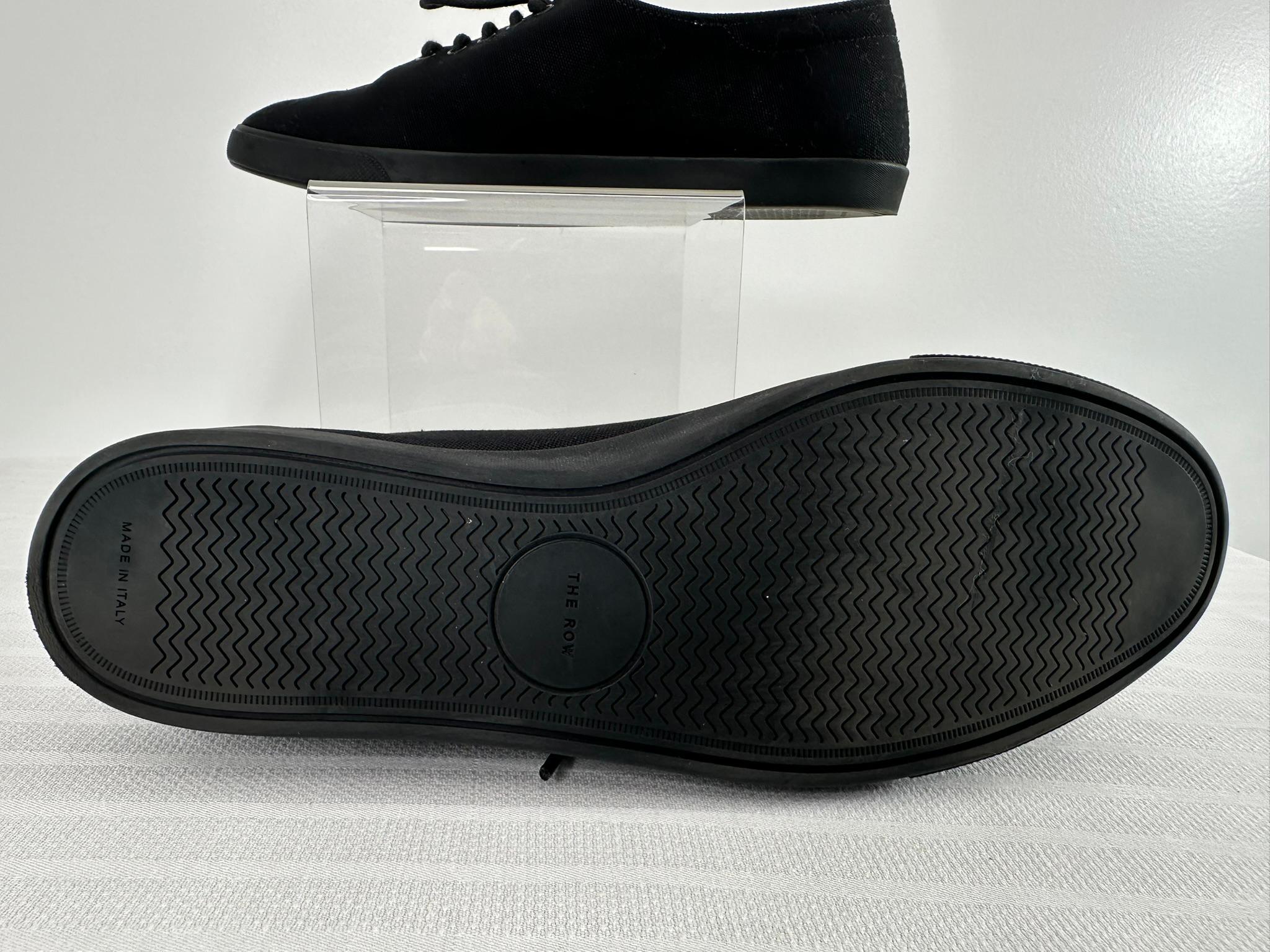 The Row - Scarpe da ginnastica in tela nera e pelle bianca con lacci 37 in vendita 4