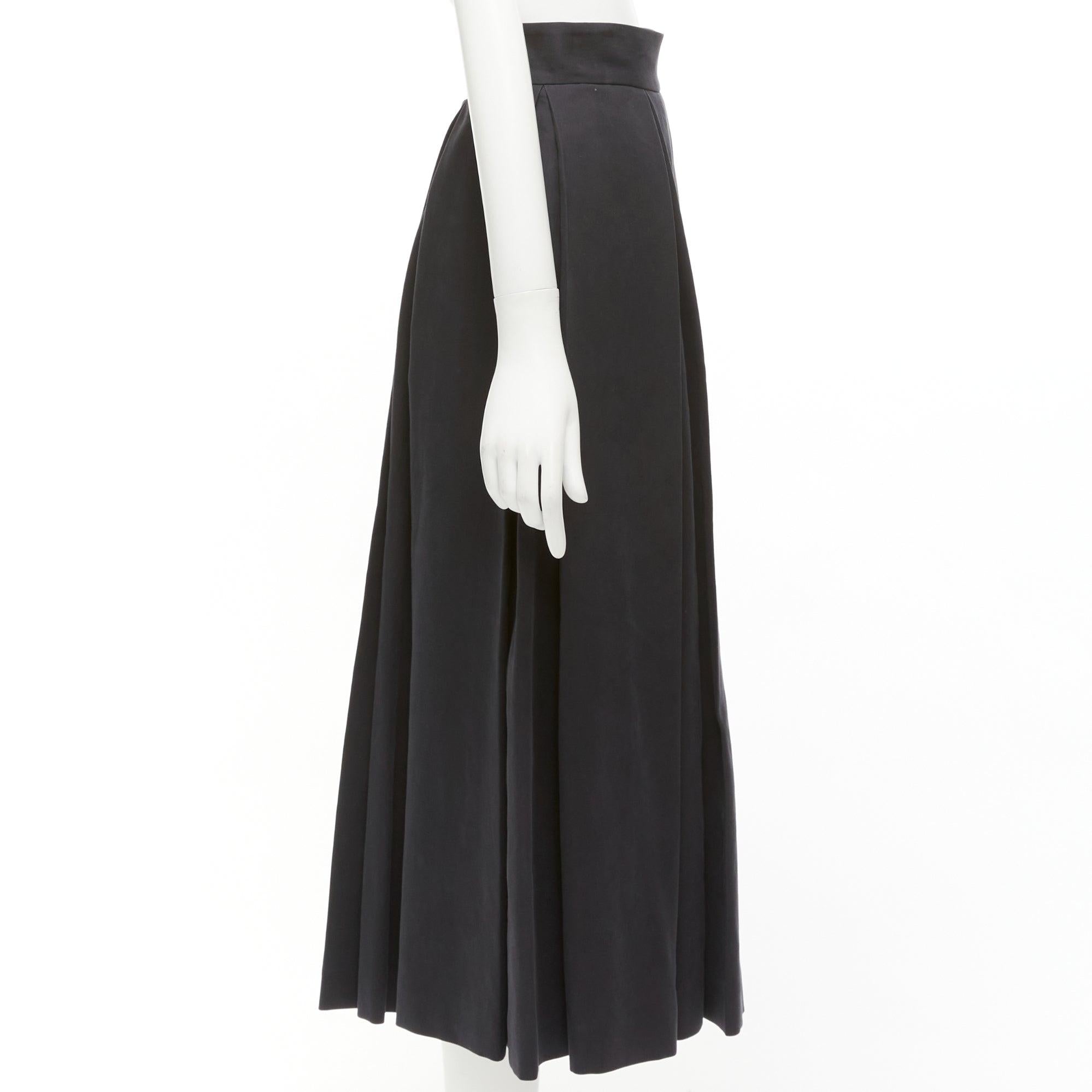 THE ROW - Jupe midi ligne A en coton noir avec boutons en corne et plis asymétriques US2 S Pour femmes en vente