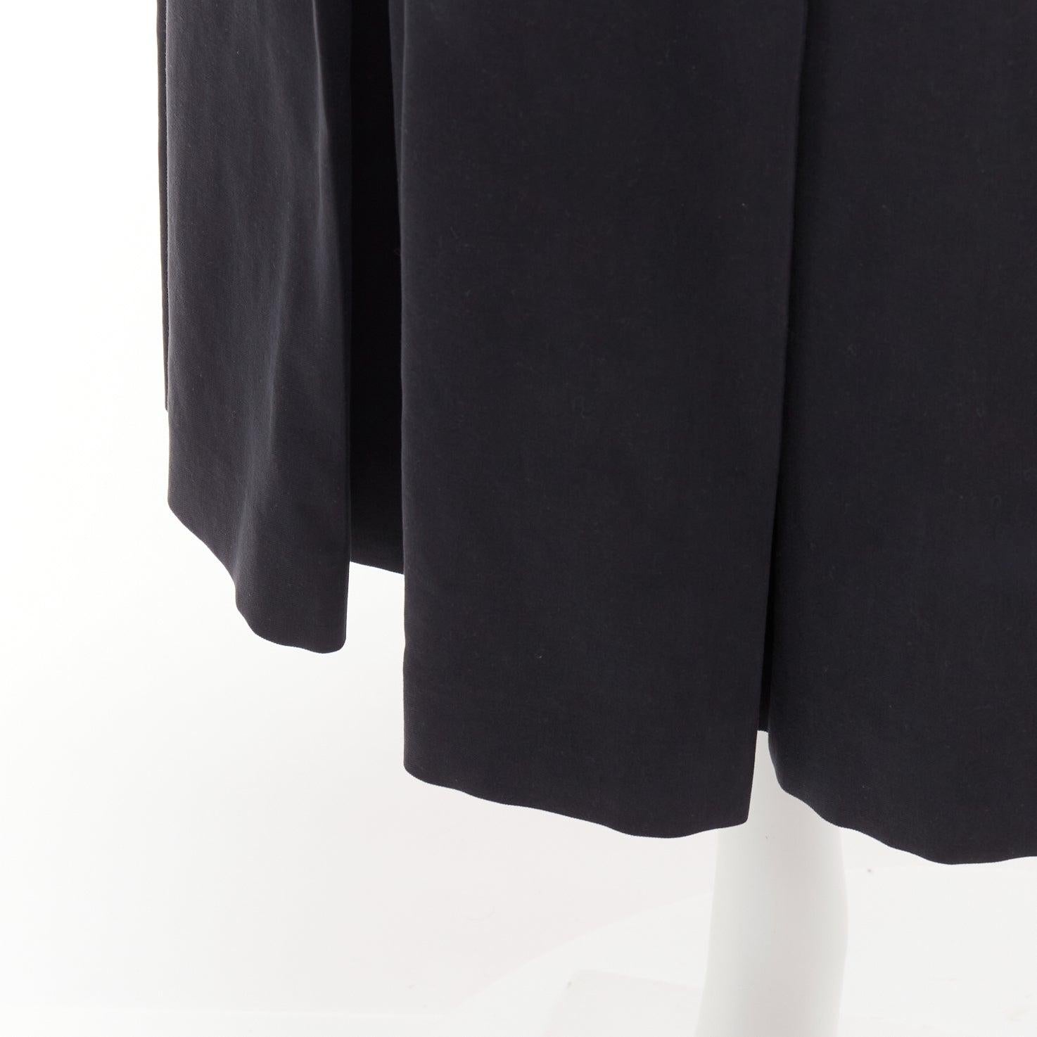 THE ROW - Jupe midi ligne A en coton noir avec boutons en corne et plis asymétriques US2 S en vente 3