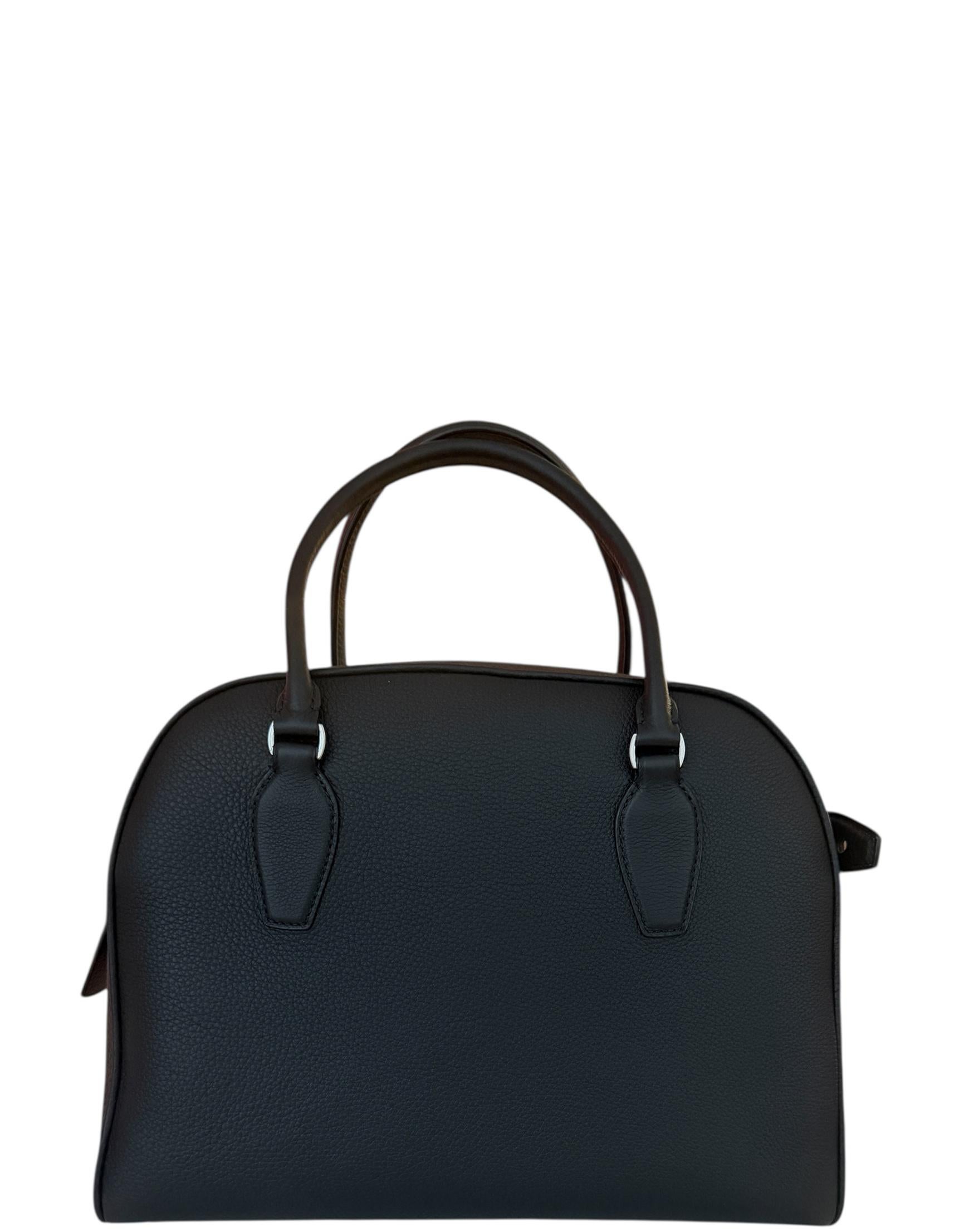 Borsa India 12 in pelle di vitello martellata nera di The Row

Prodotto in: Italia
Colore: nero
Hardware: Silvertone
Materiali: Pelle di vitello martellata
Fodera: Pelle
Chiusura/apertura: Zip superiore
Tasche esterne: Nessuna
Tasche interne:  Una