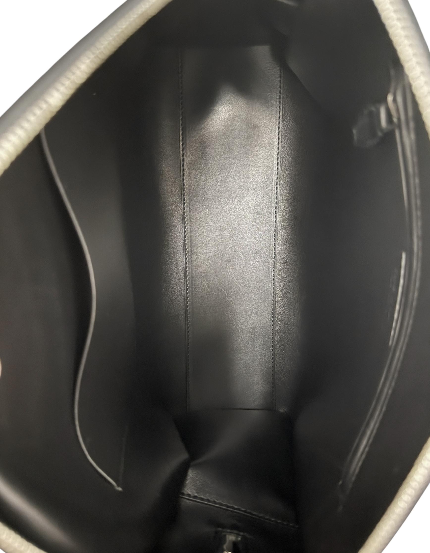 da uomo o donna Borsa India 12 in pelle di vitello martellata nera di The Row in vendita