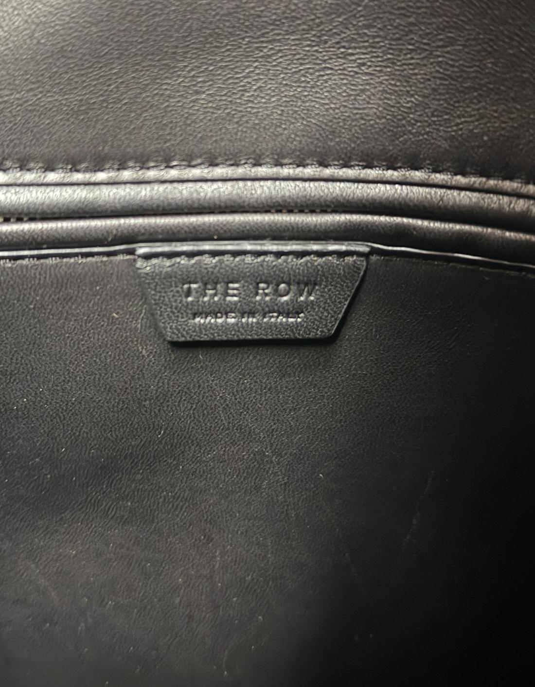 Borsa India 12 in pelle di vitello martellata nera di The Row in vendita 1