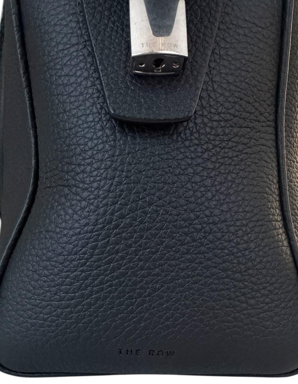 Borsa India 12 in pelle di vitello martellata nera di The Row in vendita 2