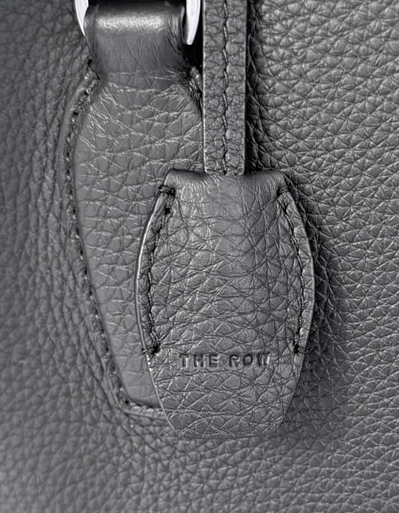 Borsa India 12 in pelle di vitello martellata nera di The Row in vendita 3