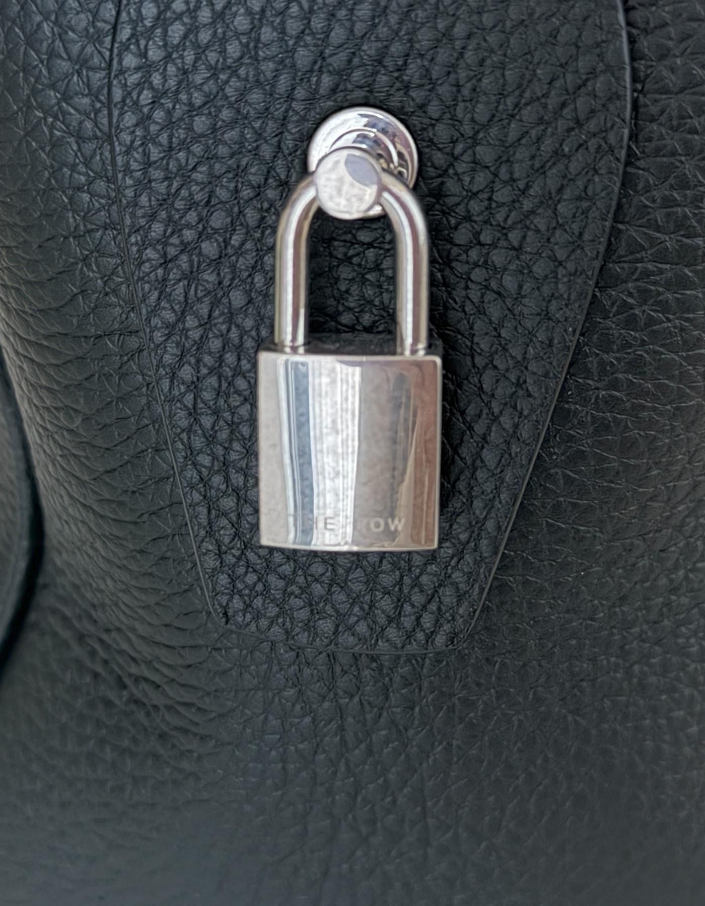 Borsa India 12 in pelle di vitello martellata nera di The Row in vendita 4