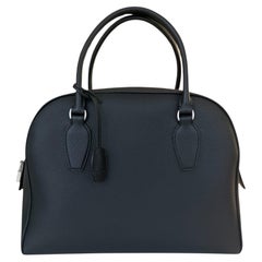 The Row - Sac India 12 en cuir de veau grainé noir