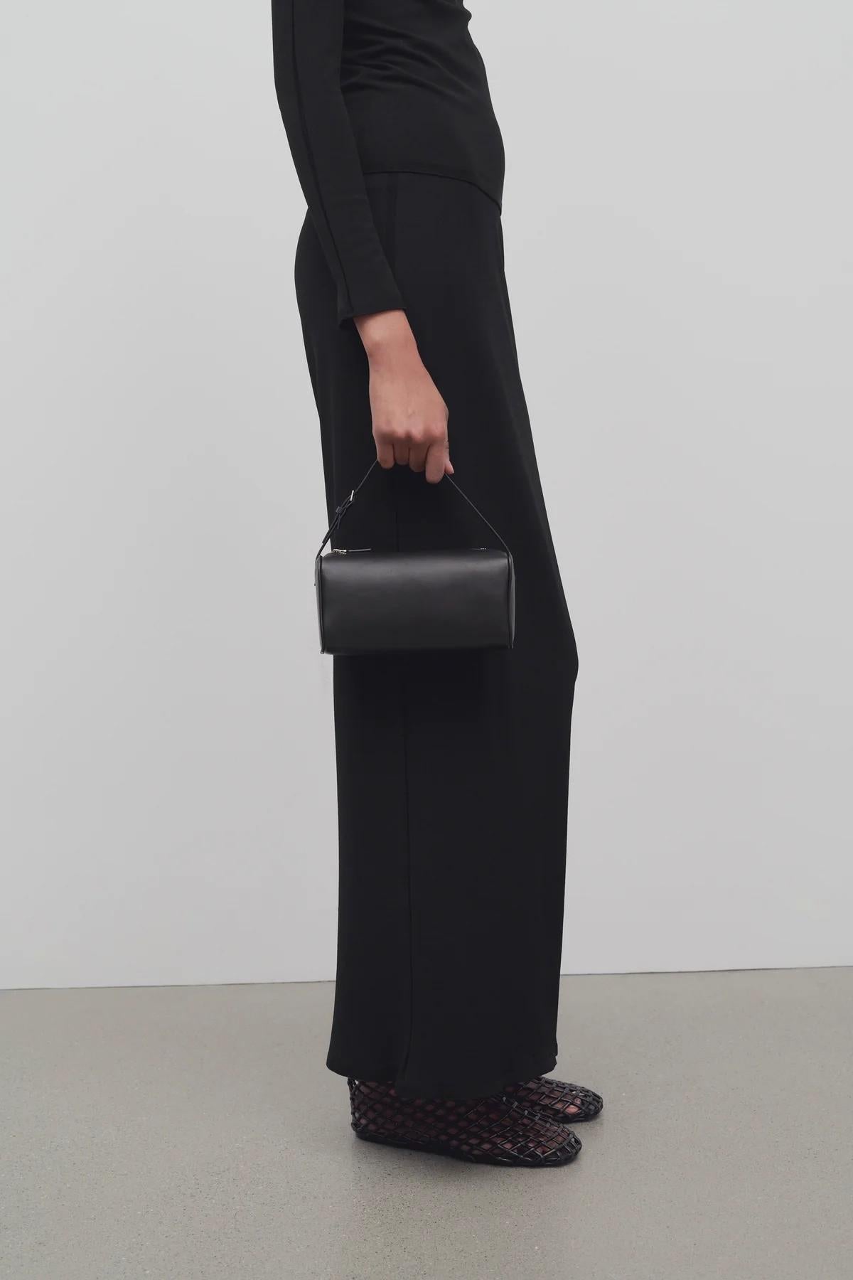 Bolso Pochette '90S' de piel granulada negra de THE ROW 5