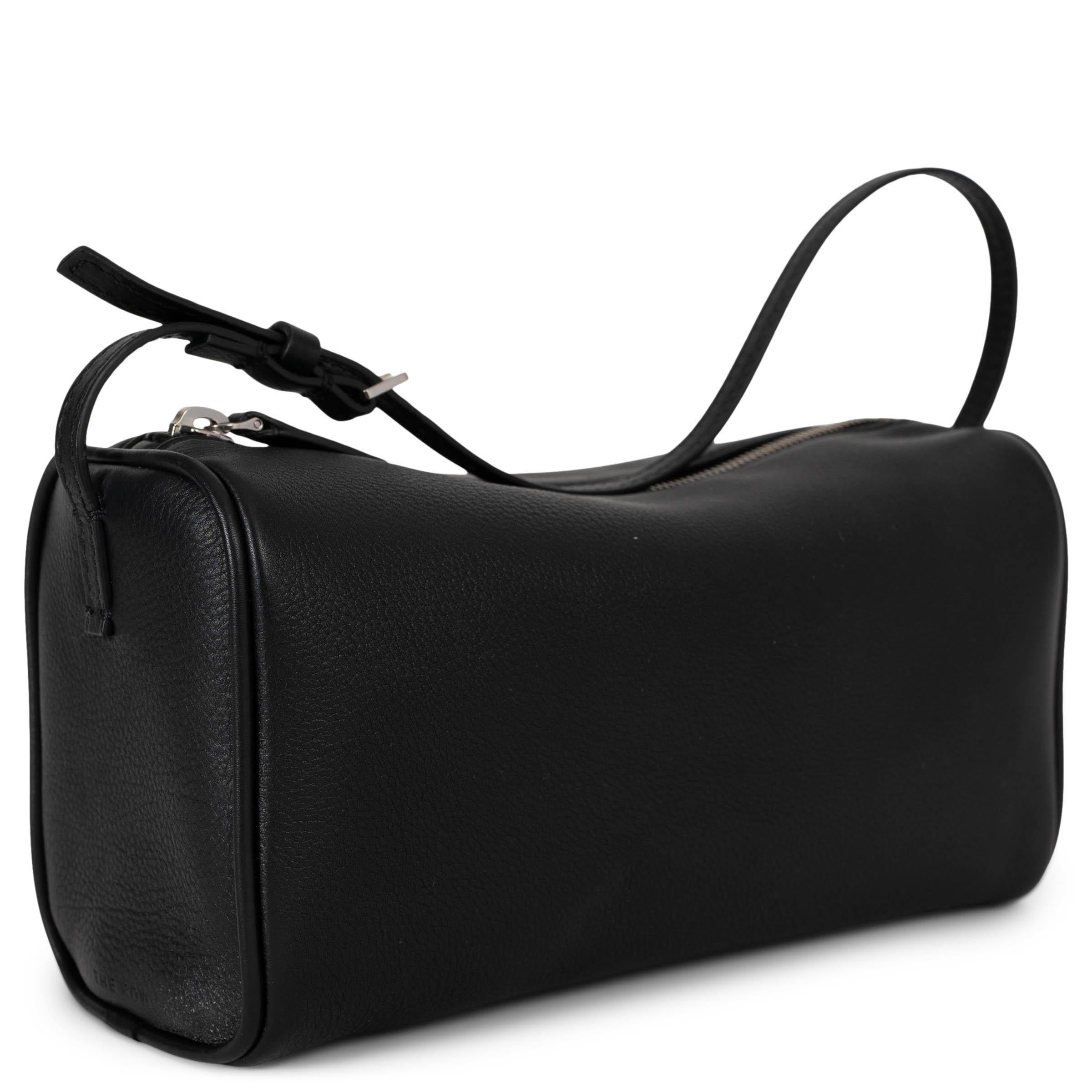 Este bolso de los 90 100% auténtico de The Row en piel granulada negra encarna la sofisticación discreta. Diseñada con un asa superior fina y ajustable y bordes suavemente redondeados con ribetes, desprende una refinada estética minimalista. El