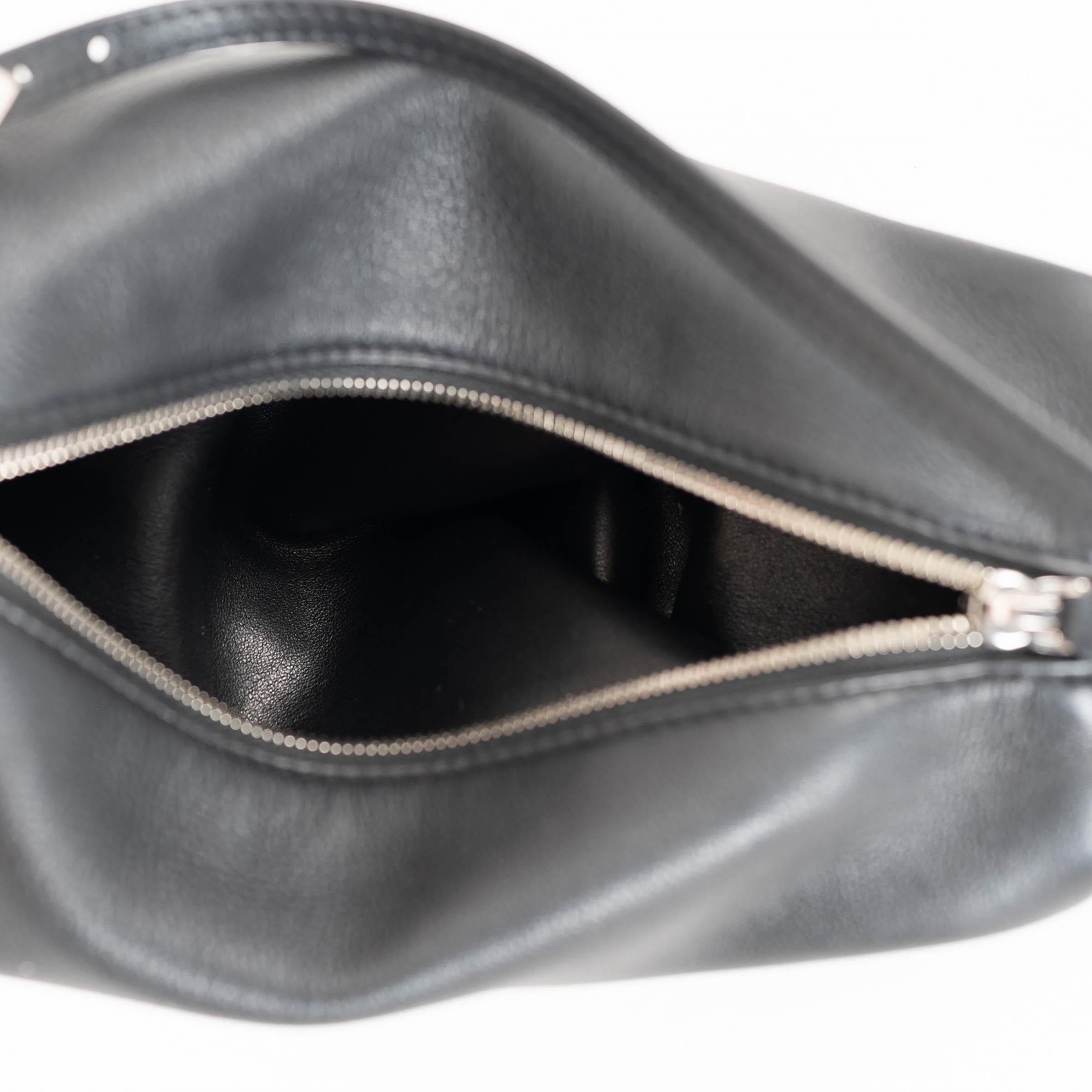 Bolso Pochette '90S' de piel granulada negra de THE ROW 1