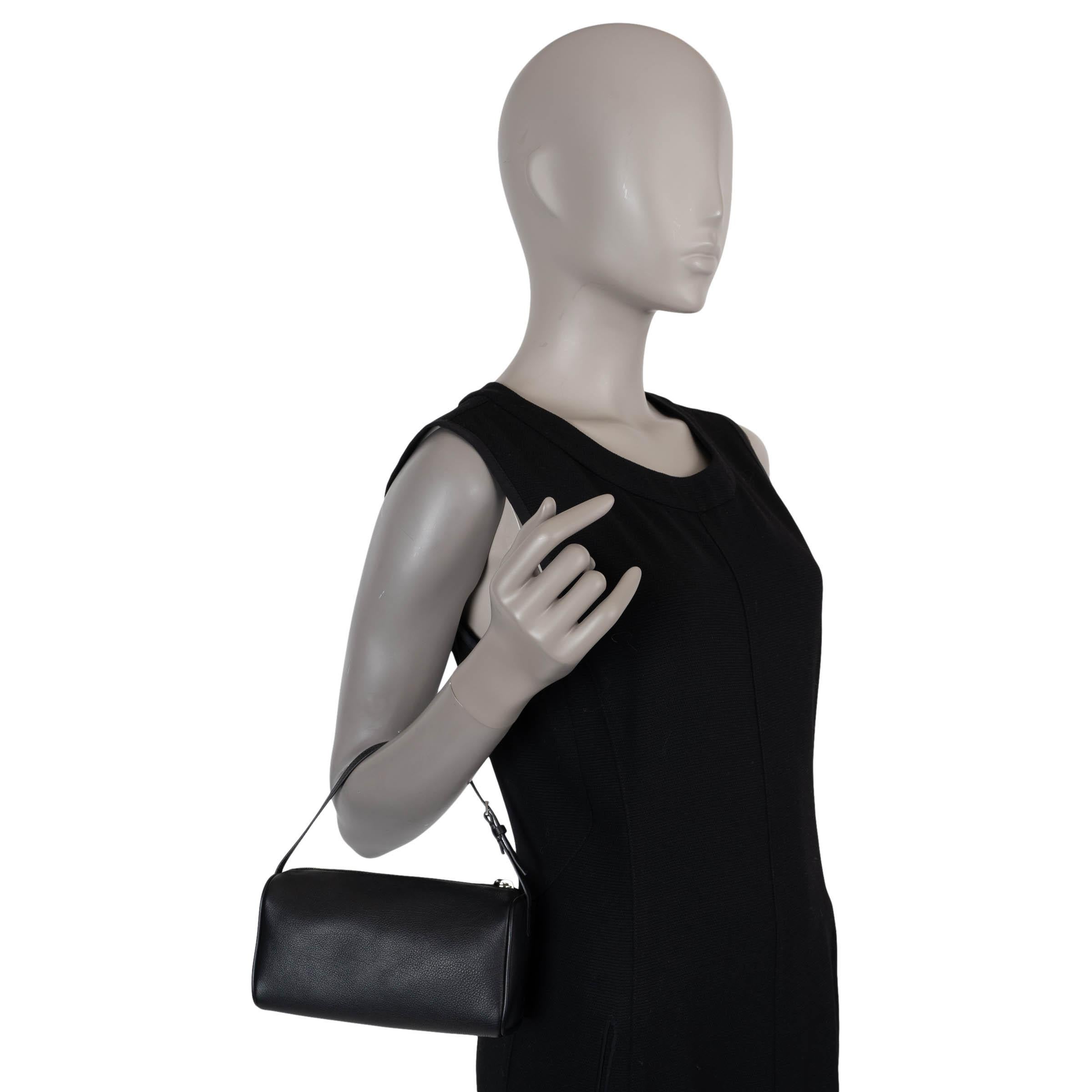 Bolso Pochette '90S' de piel granulada negra de THE ROW 4