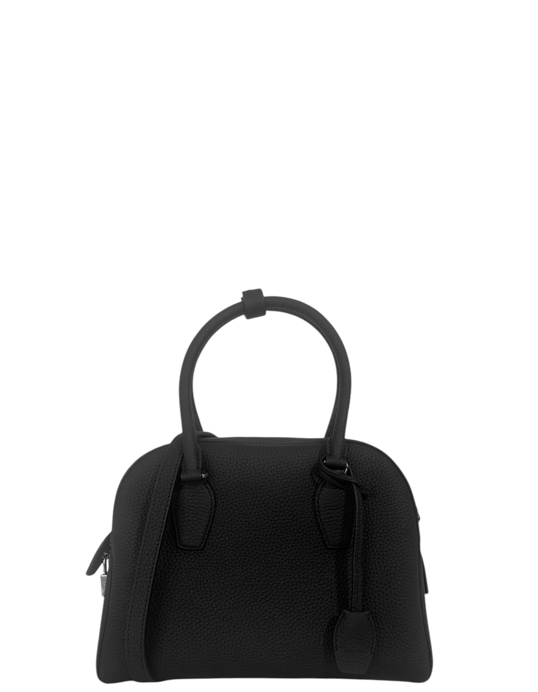 The Row Borsa Tote in pelle nera India 10 con texture 

Prodotto in: Italia
Colore: nero
Hardware: Silvertone
Materiali: Pelle di vitello martellata
Fodera: Italia
Chiusura/apertura: Zip superiore
Tasche esterne: Nessuna
Tasche interne:  Una con zip