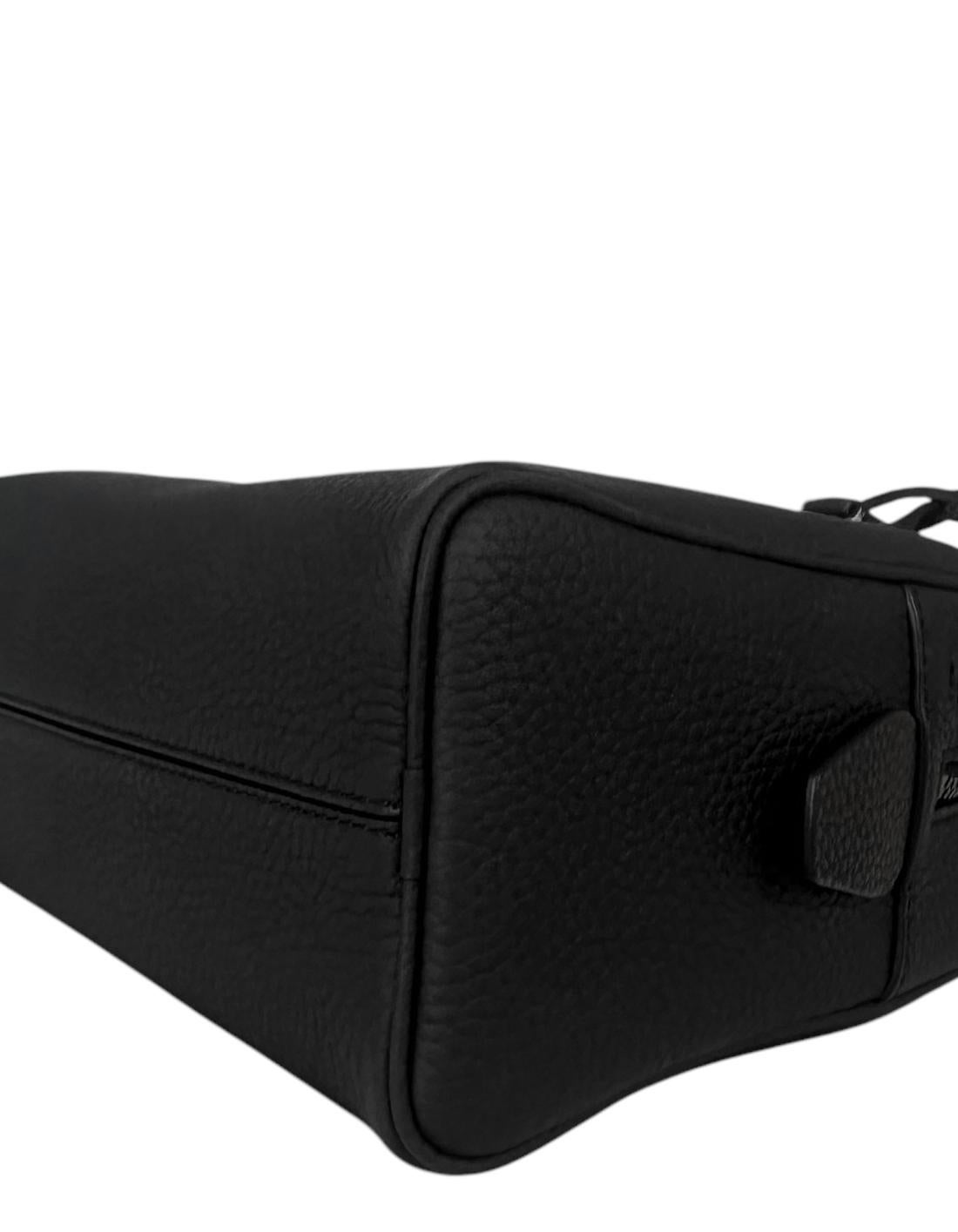 The Row Borsa Tote in pelle testurizzata India 10 nera con tracolla In condizioni ottime in vendita a New York, NY