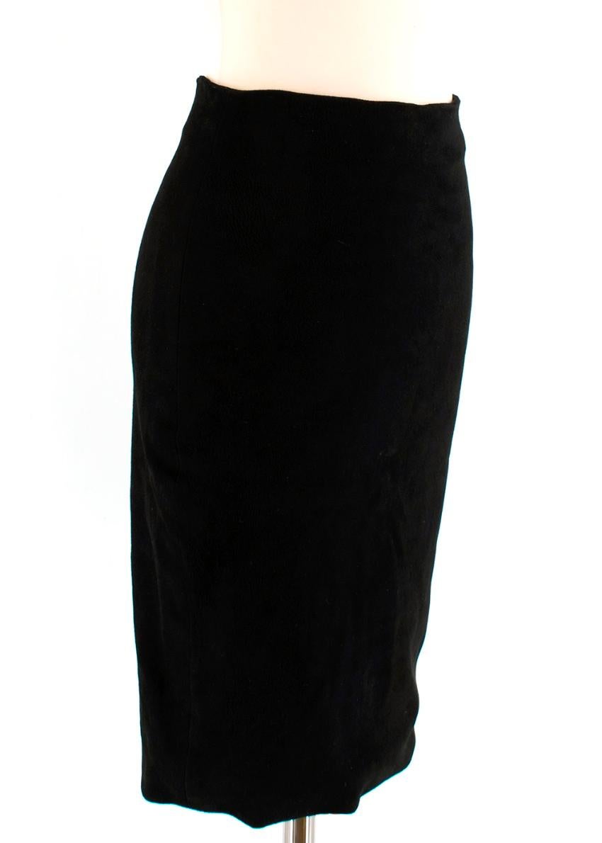 The Row Black Lamb Suede Knee-Length Pencil Skirt 


The Row Black Suede Pencil Skirt featuring a concealed back zipper closure, small back vent, rich luxurious black suede with stretch. 

Material: 100% Lambskin applied on 96% Cotton, 4%