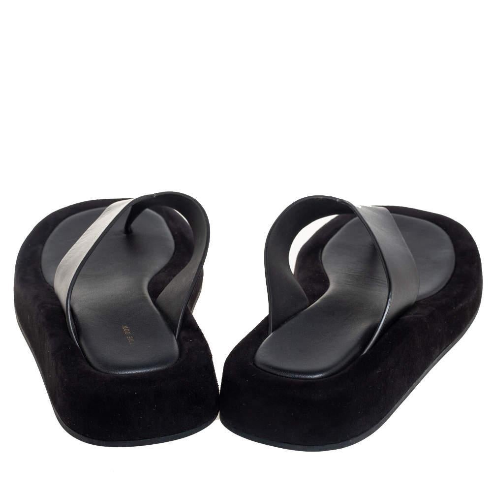 The Row Black Leather Ginza Thong Sandals Size 39 In Good Condition For Sale In Dubai, Al Qouz 2