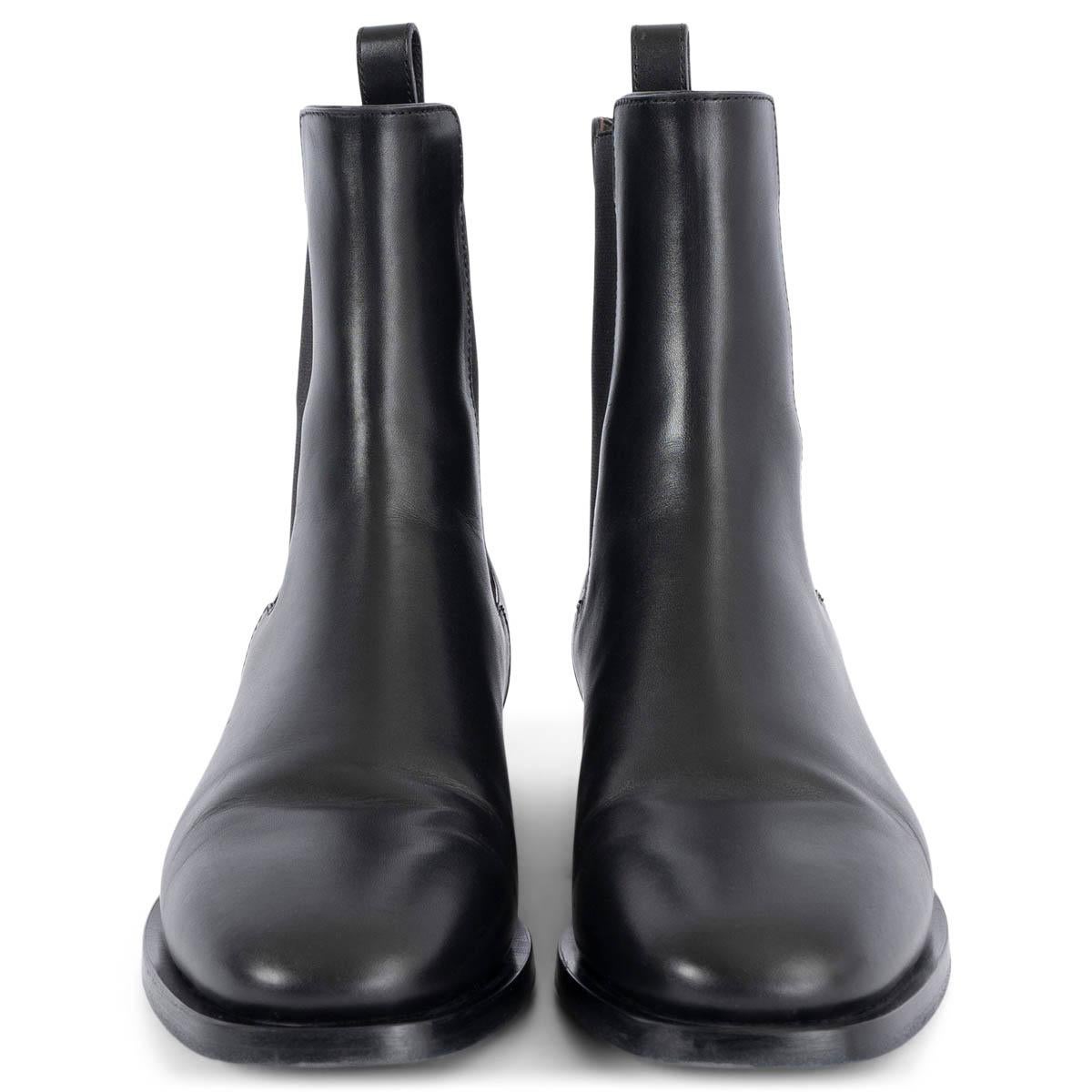 100% authentic The Row Grunge Chelsea boots in black smooth calfskin with a pull tab on the back. Have been worn and are in excellent condition. 

Measurements
Imprinted Size	38.5
Shoe Size	38.5
Inside Sole	25.5cm (9.9in)
Width	8cm
