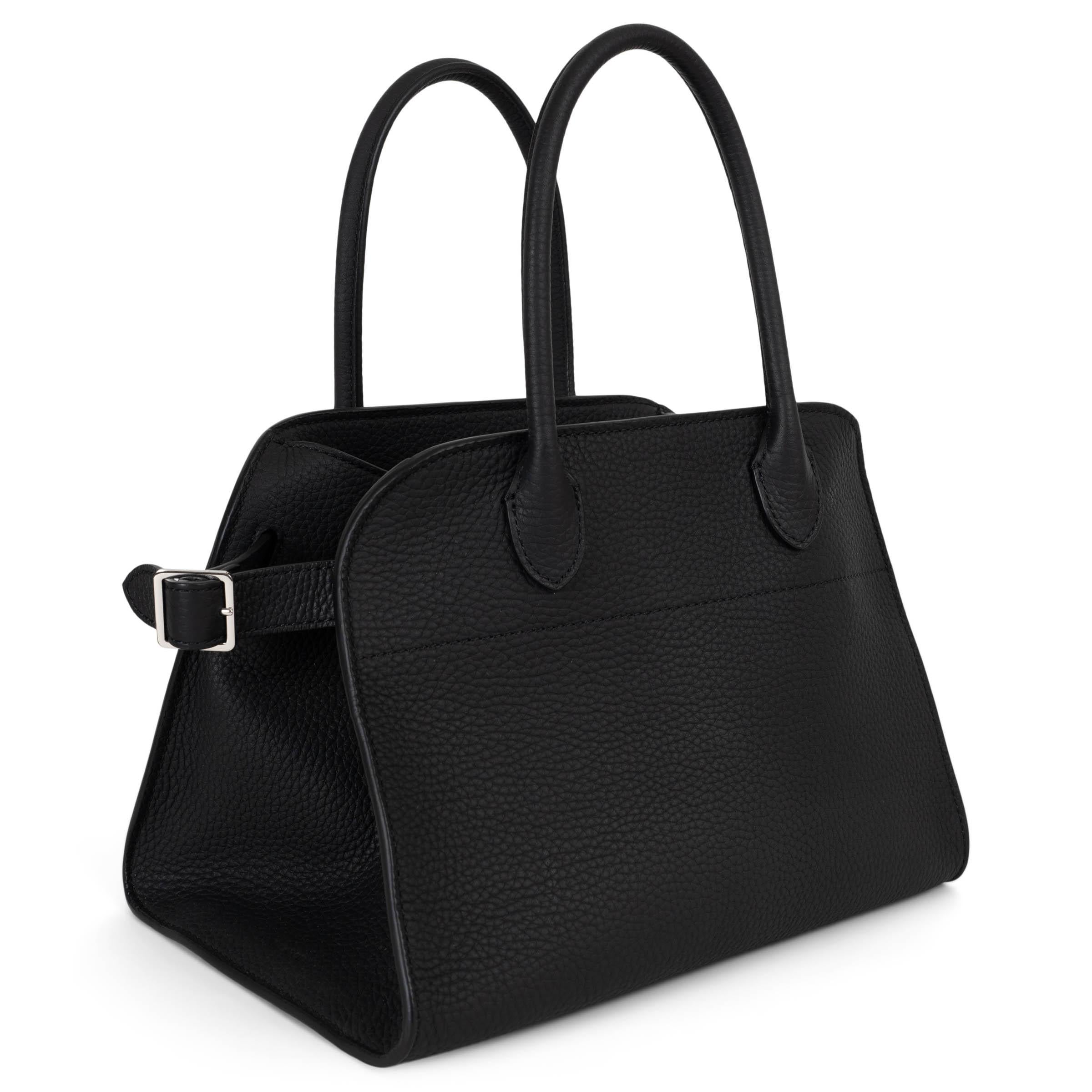 Questa tote The Row Soft Margaux 10 in pelle di vitello martellata nera, autentica al 100%, incarna un lusso sobrio. Progettata con due manici tubolari, soffietti con cintura e una tracolla staccabile, offre opzioni di stile versatili. La parte