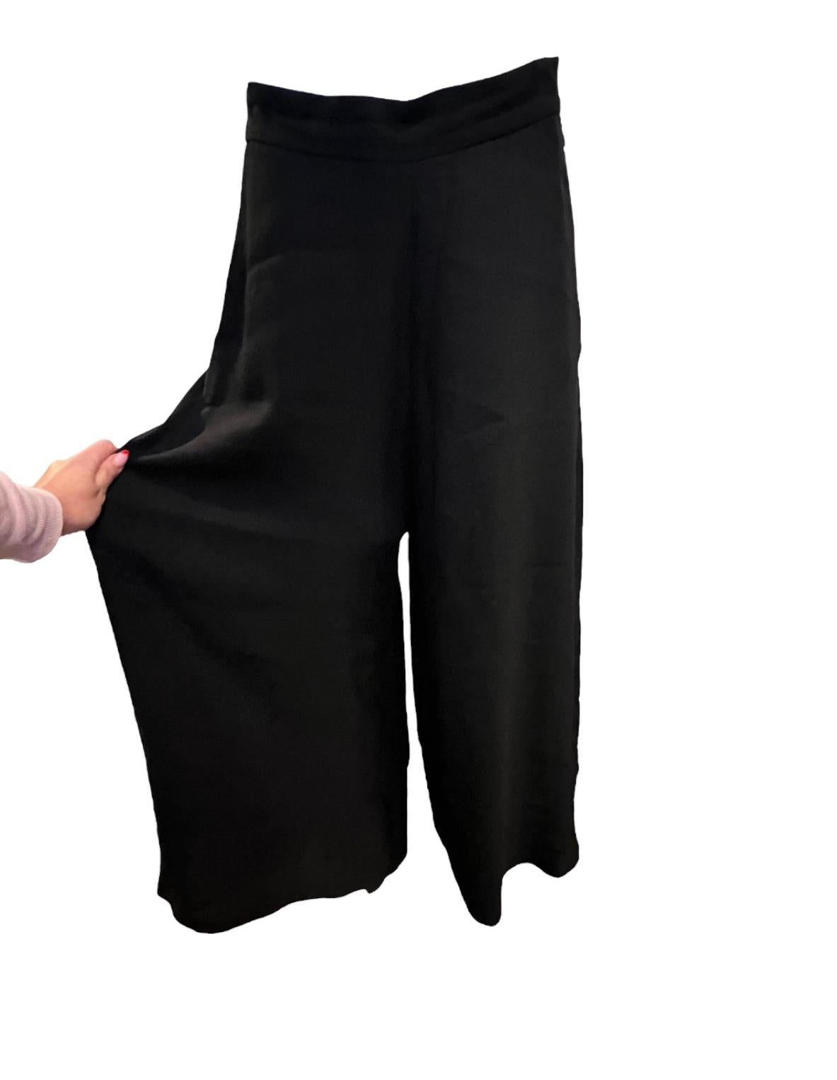 - Taille moyenne
- Modèle à jambe large
- Fermeture à glissière dissimulée sur le côté
- Poches de chaque côté 
