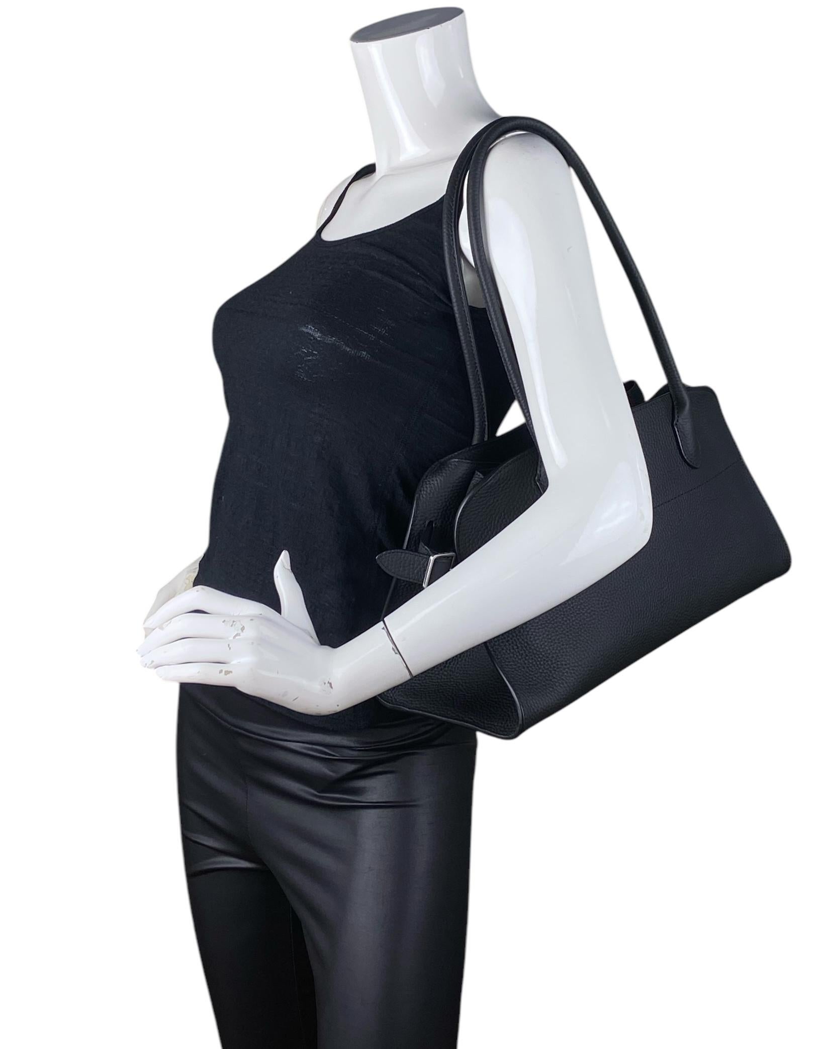 The Row - Sac Margaux 12 en cuir de veau velouté noir E/W Soft

Fabriqué en : Italie
Couleur : Noir
Matériel : Silvertone
MATERIAL : Cuir grainé
Doublure : Toile
Fermeture/ouverture : Ouvert avec boucles latérales
Poches extérieures : Aucune
Poches