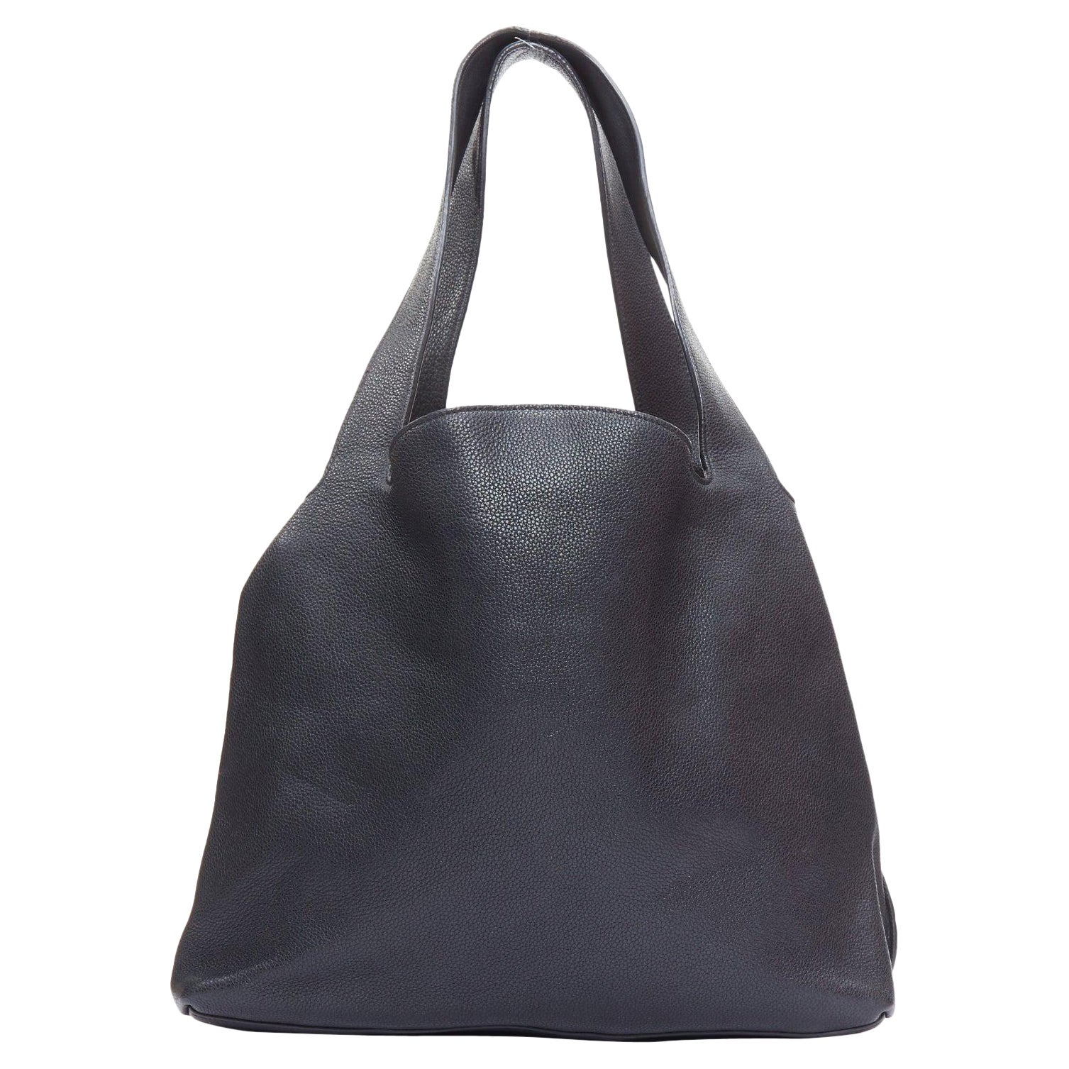 Bolso tote hobo minimalista de piel granulada negra con tachuelas doradas The Row