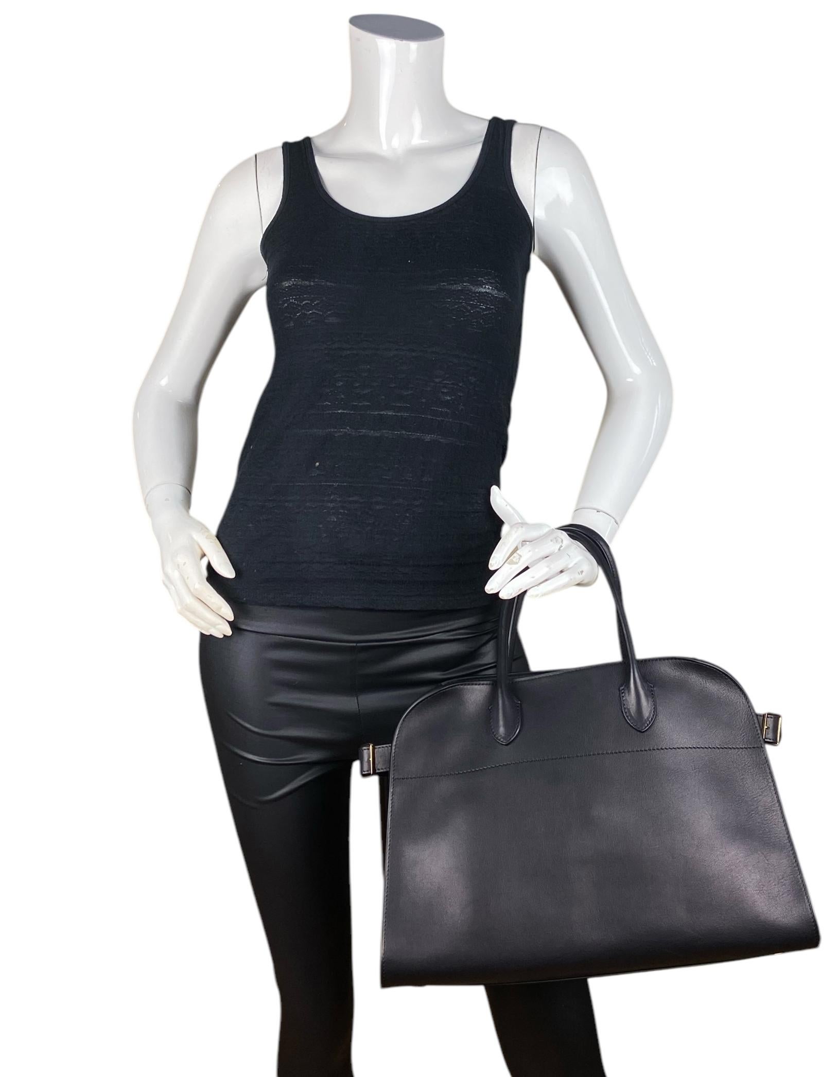 The Row Sac Margaux 15 en cuir de veau souple poli noir

Fabriqué en : Italie
Couleur : Noir 
Matériel : Pierre dorée
MATERIAL : Cuir de veau Selle poli
Doublure : Toile
Fermeture/ouverture : Ouvert avec boucles latérales
Poches extérieures :