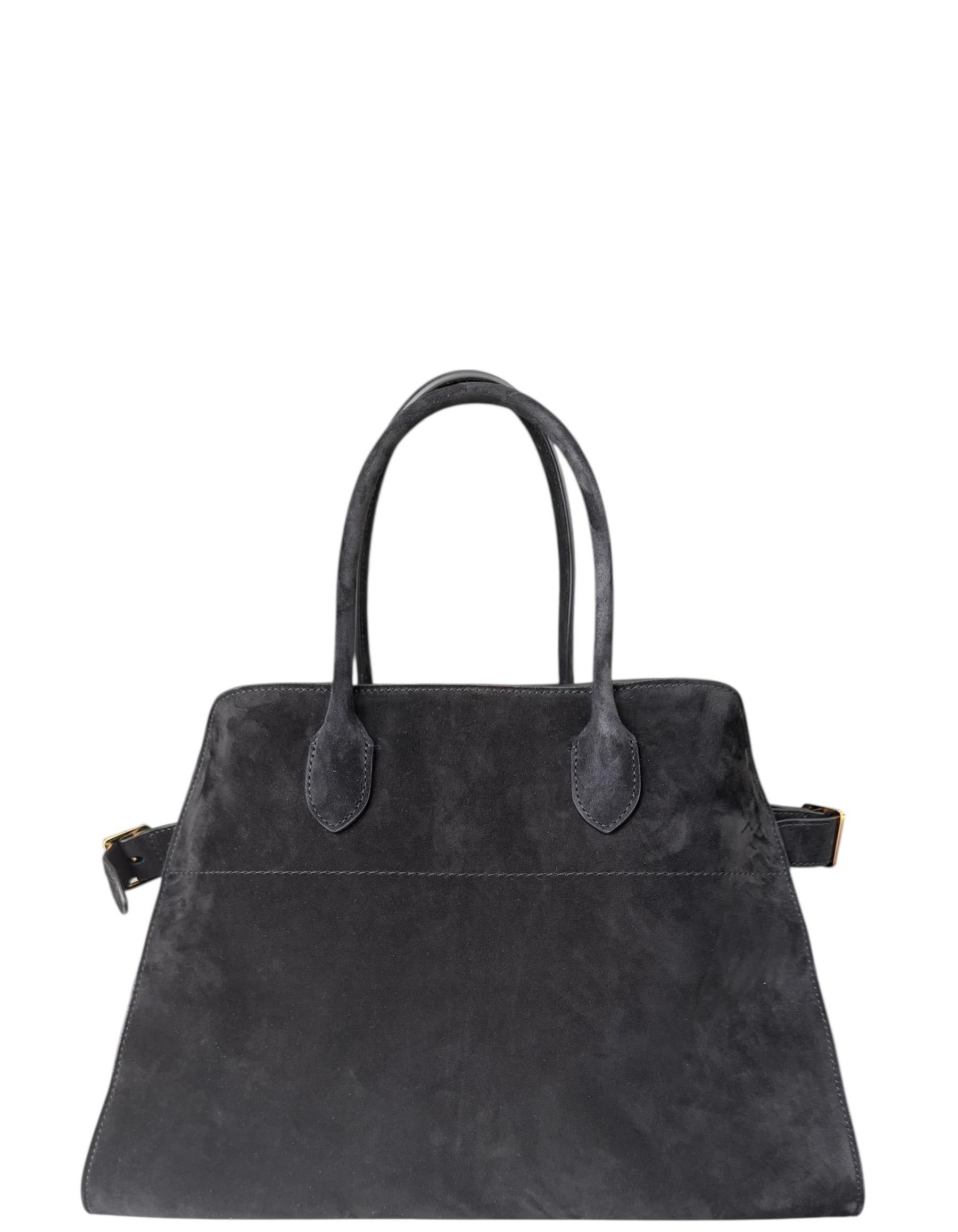 The Row Schwarze Tasche aus weichem Wildleder Margaux 15

Hergestellt in: Italien
Farbe: Schwarz
Hardware: Silvertone
MATERIALIEN: Wildleder
Innenfutter: Segeltuch
Verschluss/Öffnung: Offen mit seitlichen Schnallen
Äußere Taschen: