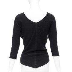 The Row: top nero con scollo a bateau e manica a taglio, pullover con manica a taglio.