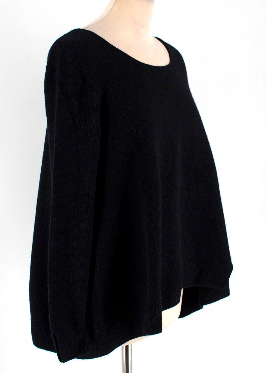  The Row Black Wool Jumper

-Black wool jumper
-Scoop neckline
-Slits at the hemline
-Ribbed cuffs and hemline
-Oversized fit

Approx.
Measurements are taken laying flat, seam to seam. 

Length - 68cm
Shoulder width - 41cm
Sleeve length - 53cm